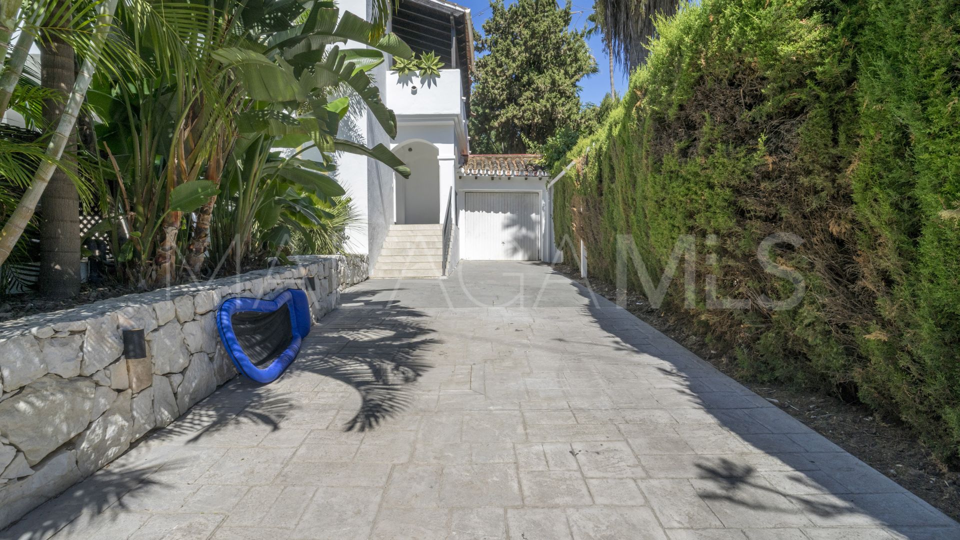 Villa for sale in Nueva Andalucia
