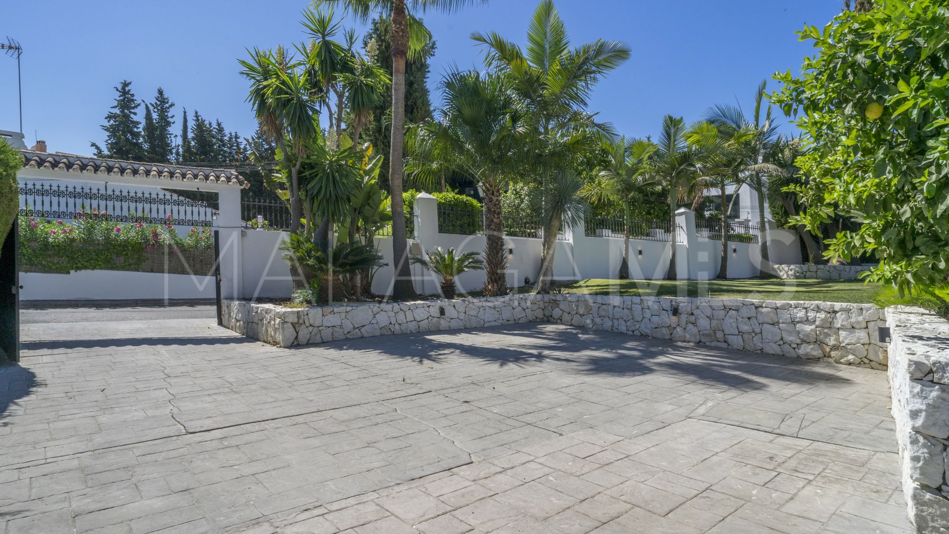 Villa for sale in Nueva Andalucia