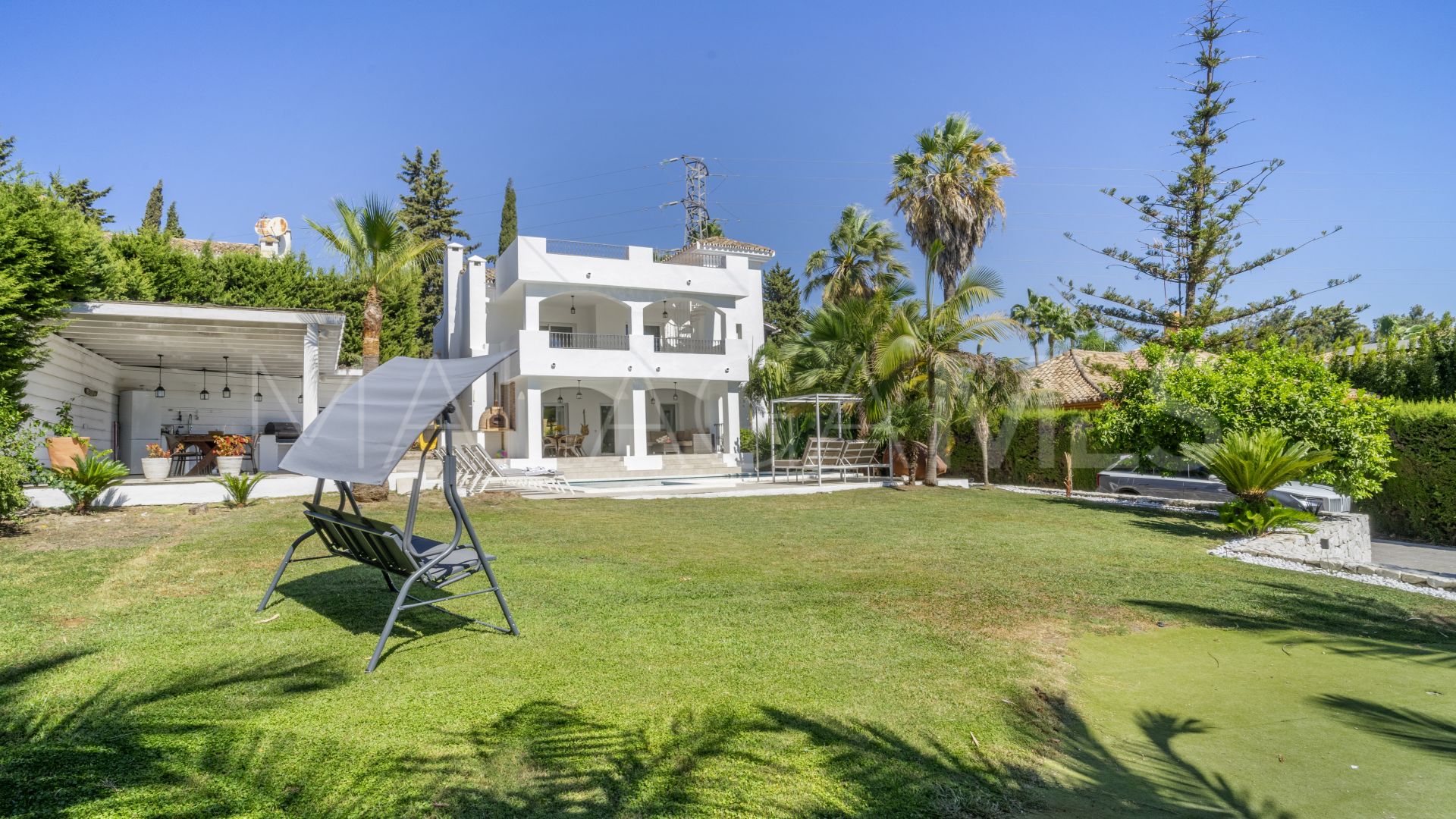Villa for sale in Nueva Andalucia