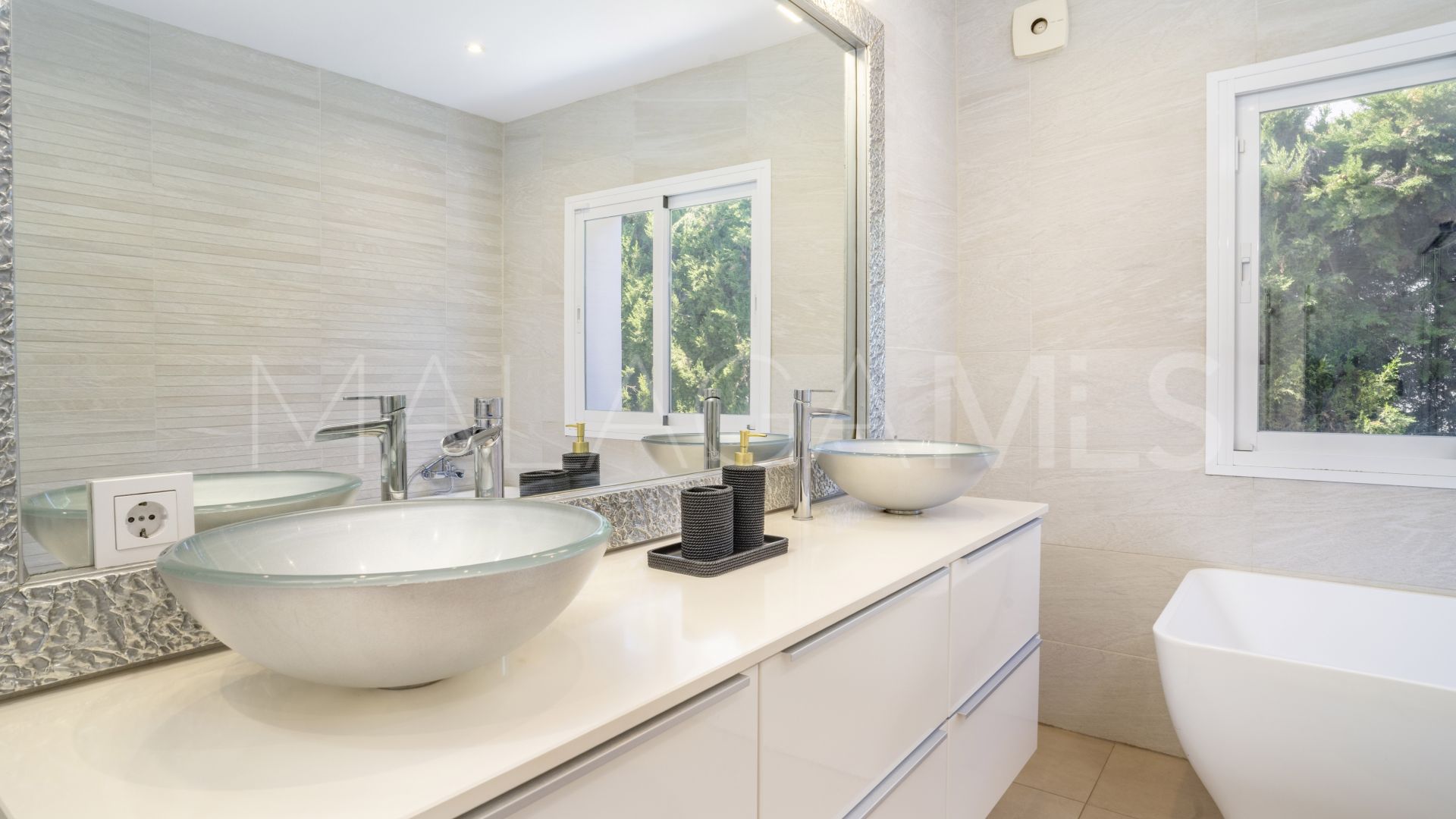 Villa for sale in Nueva Andalucia