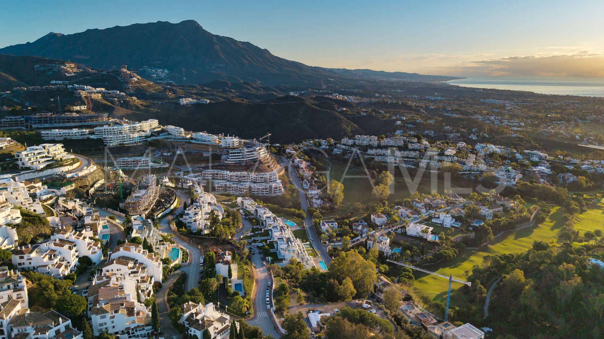 Zweistöckiges penthouse for sale in Las Colinas de Marbella