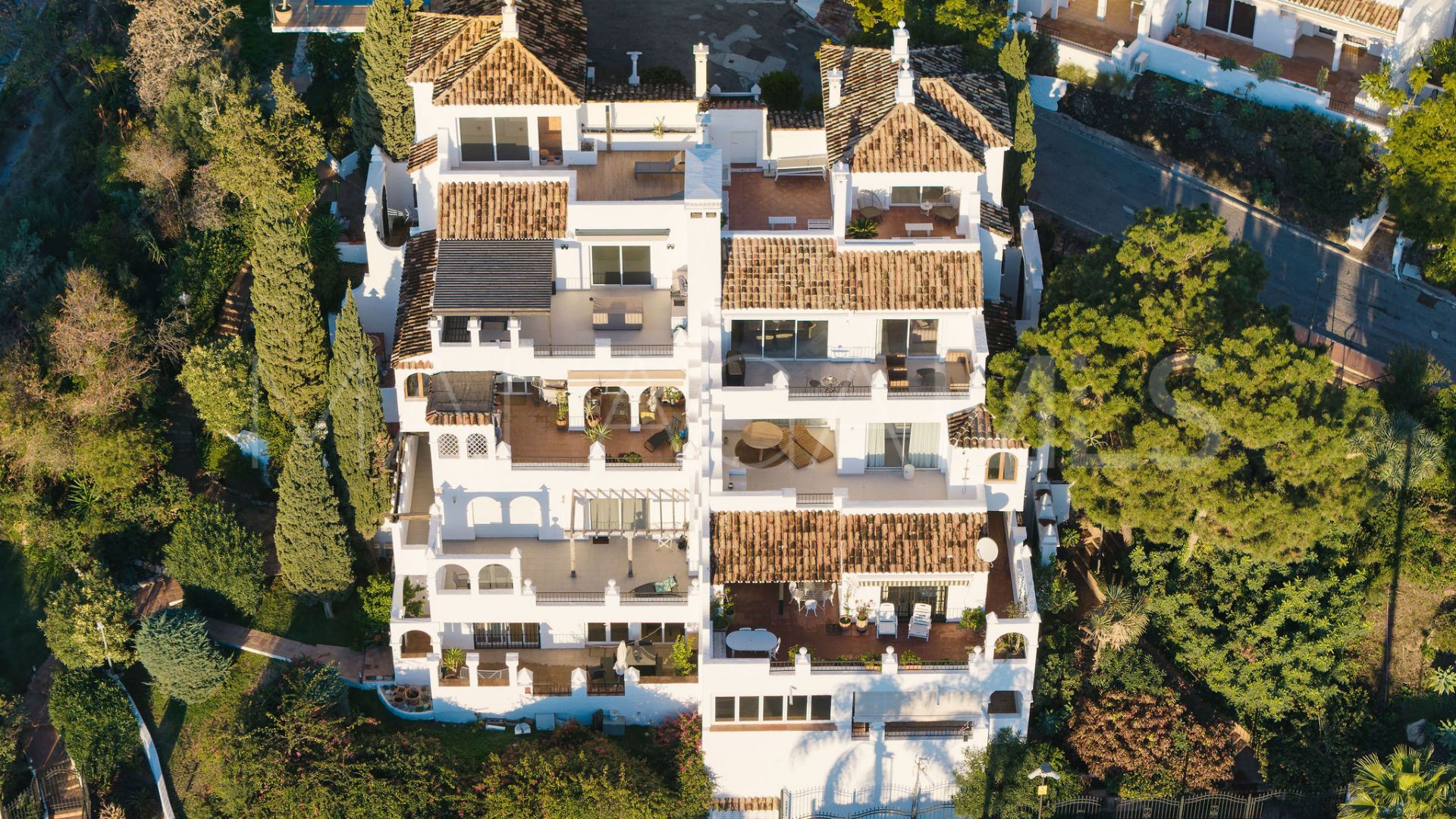 Zweistöckiges penthouse for sale in Las Colinas de Marbella