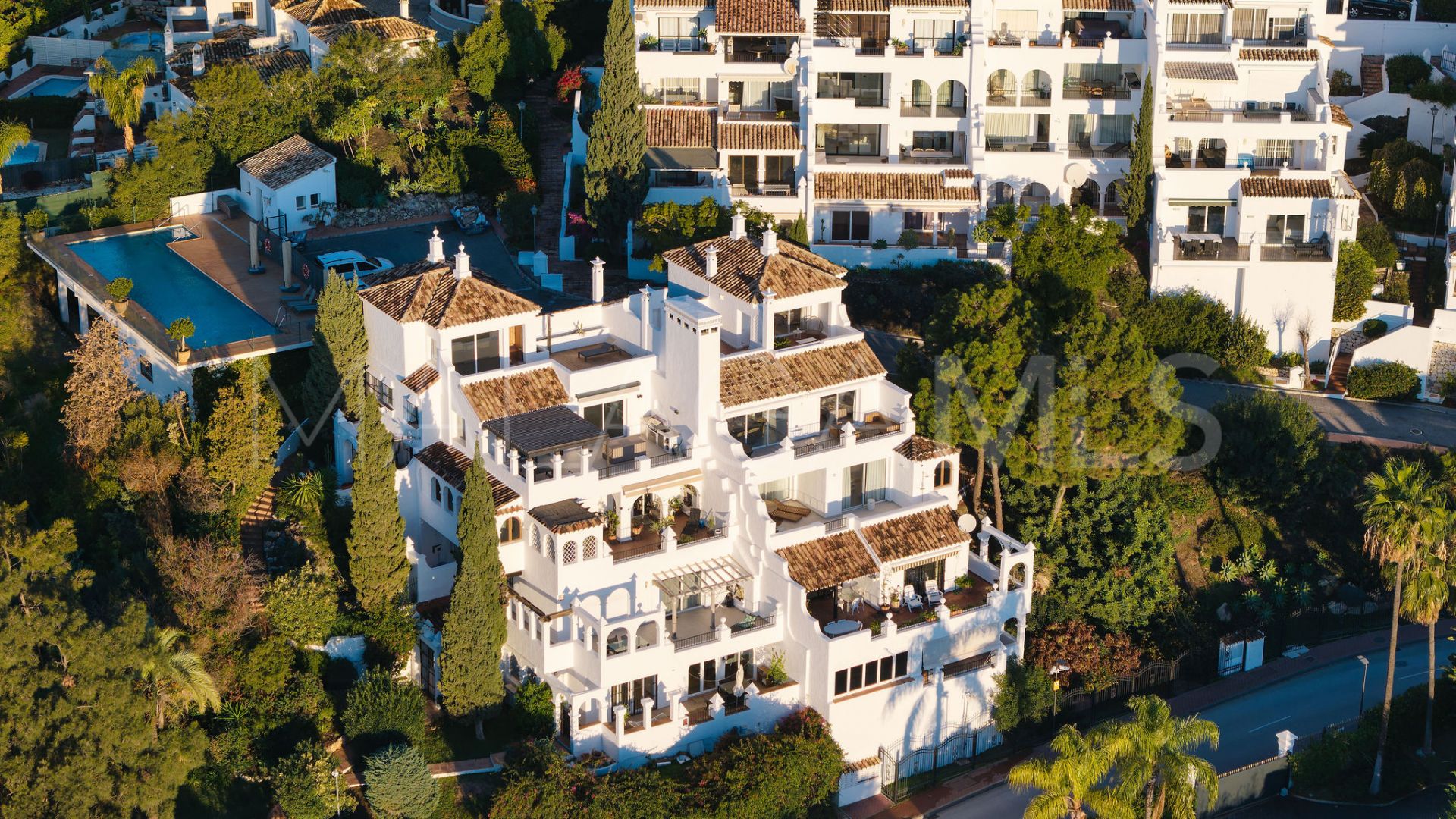 Zweistöckiges penthouse for sale in Las Colinas de Marbella