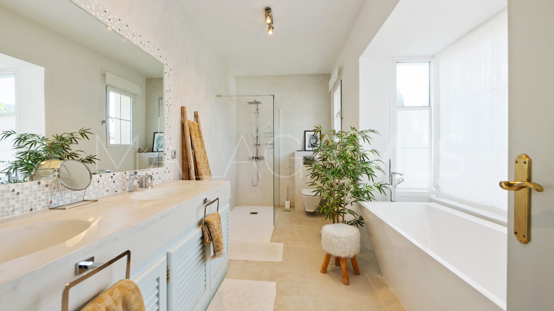 Villa pareada for sale in Marbella Hill Club with 4 bedrooms