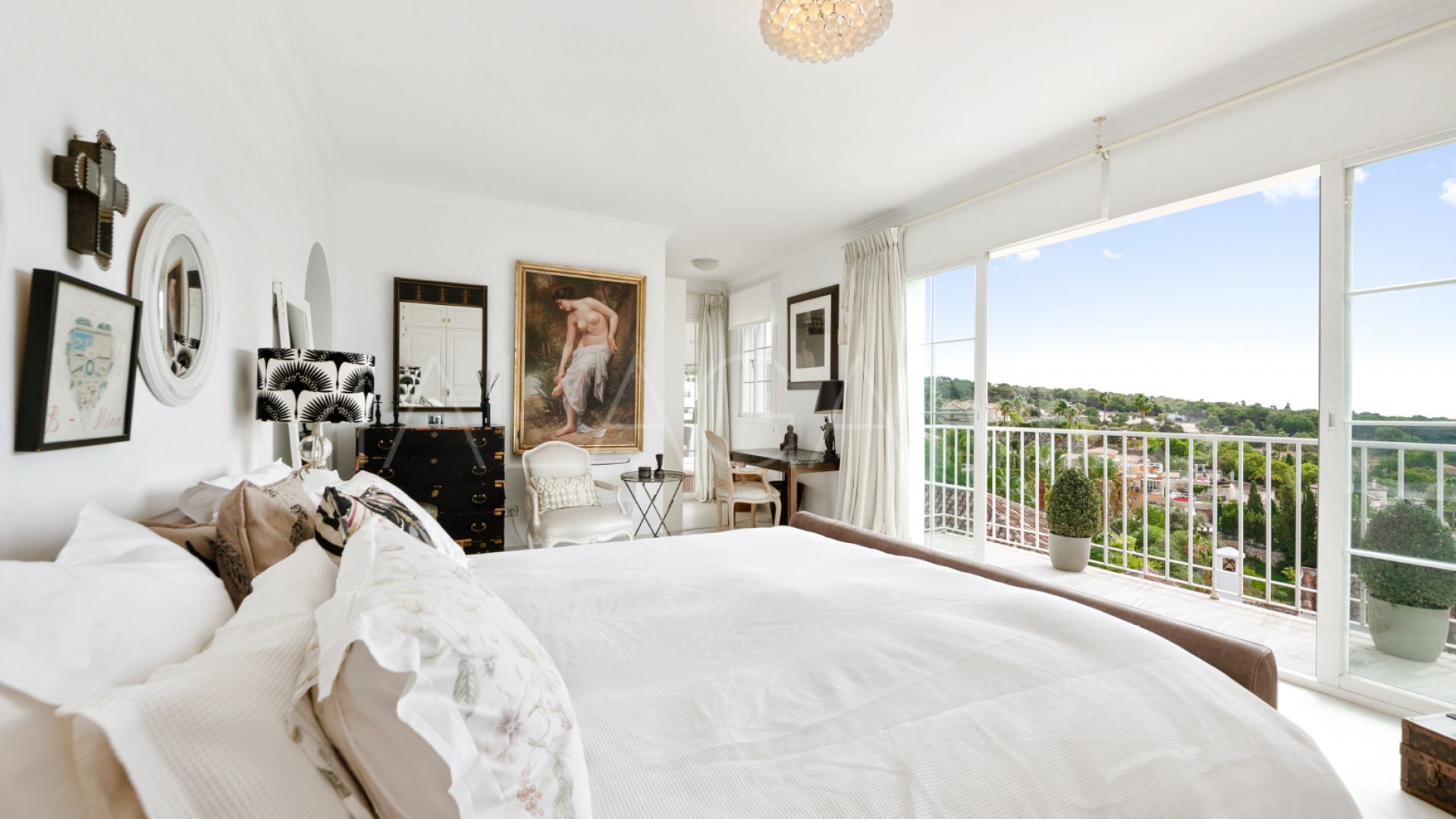 Villa pareada for sale in Marbella Hill Club with 4 bedrooms