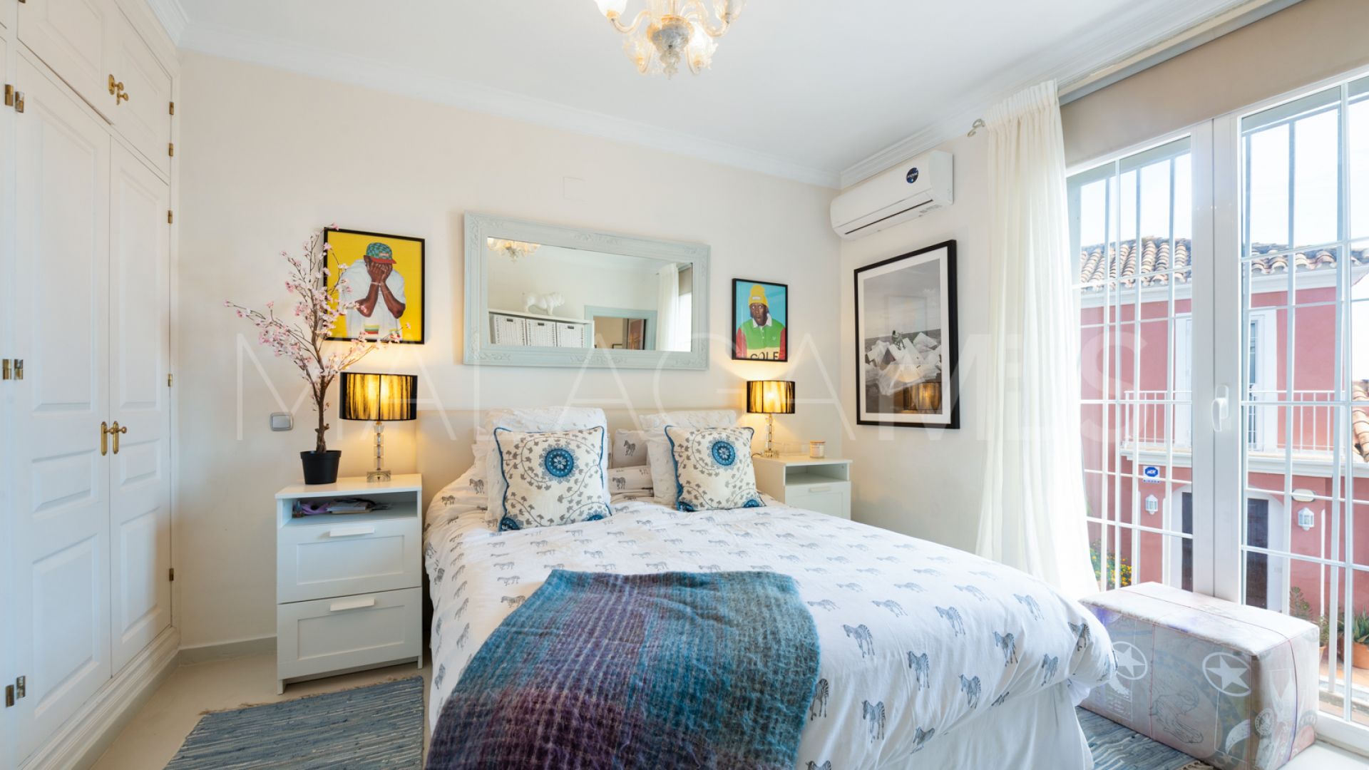 Villa pareada for sale in Marbella Hill Club with 4 bedrooms