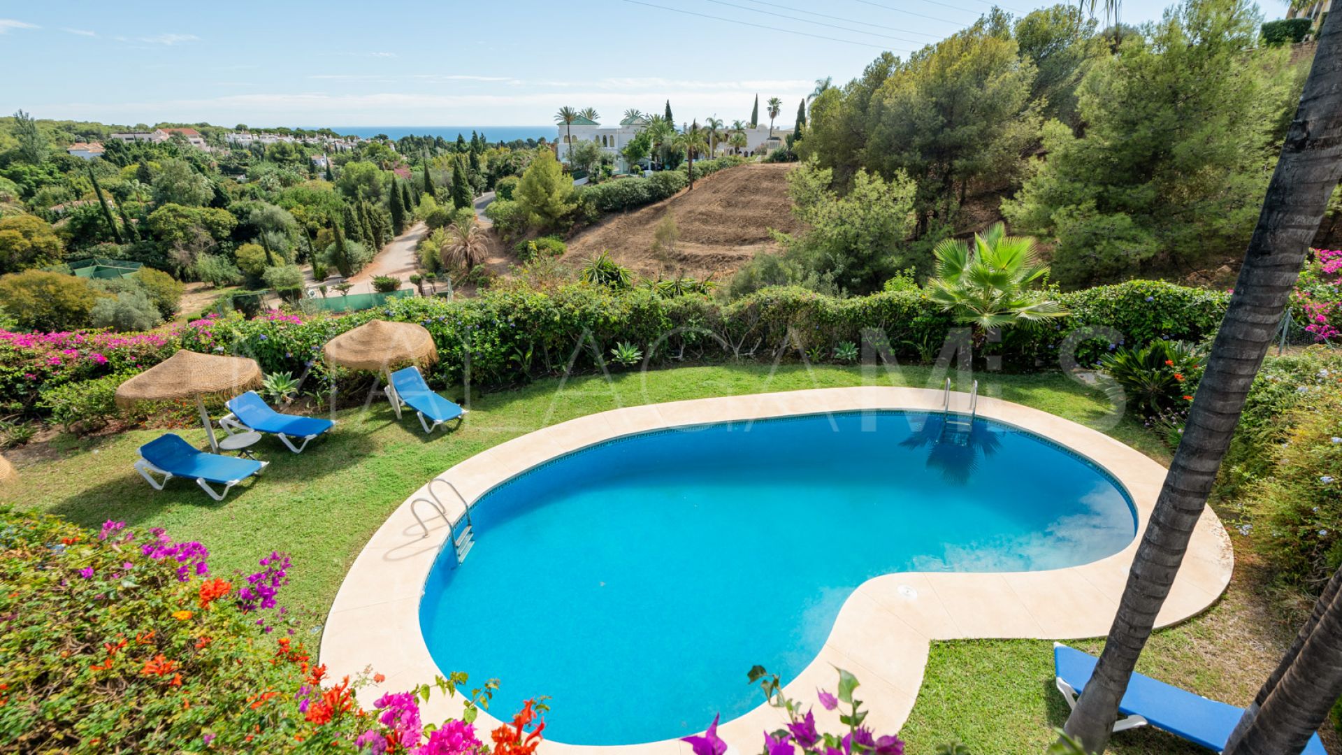 Villa pareada for sale in Marbella Hill Club with 4 bedrooms
