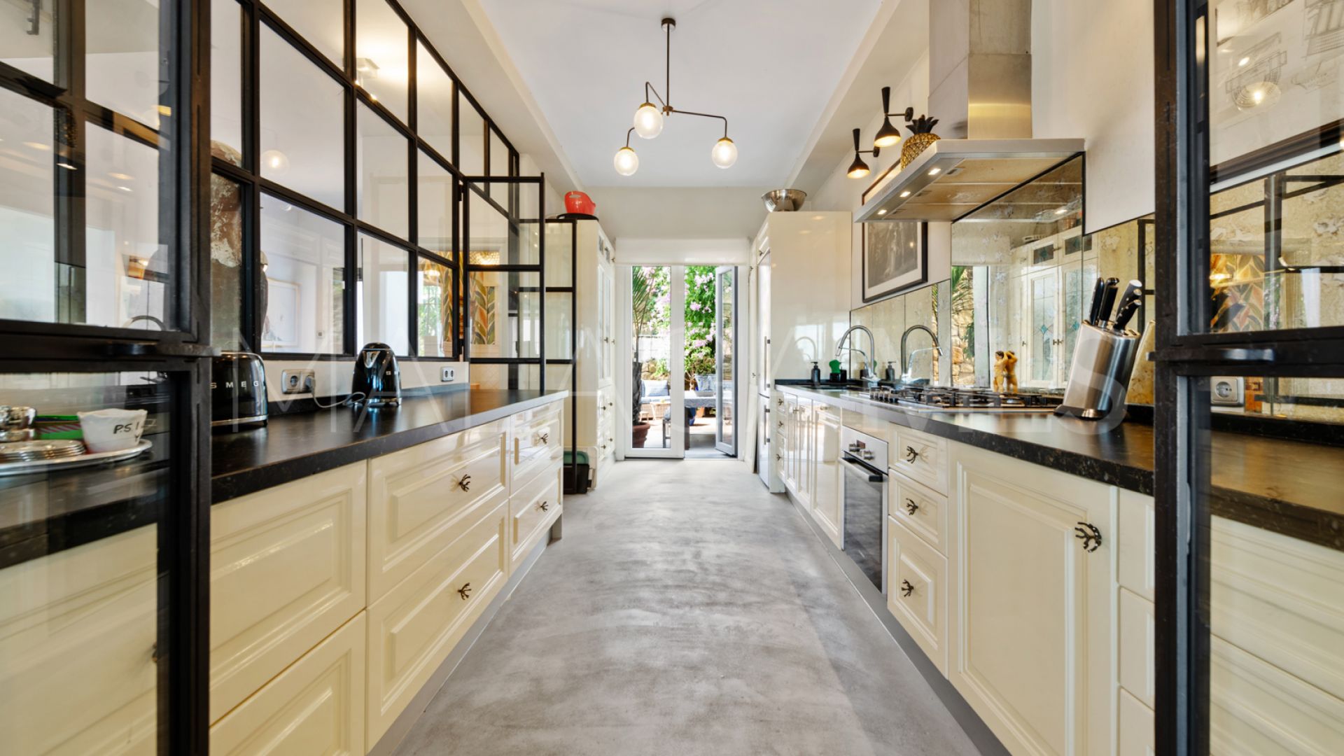 Villa pareada for sale in Marbella Hill Club with 4 bedrooms