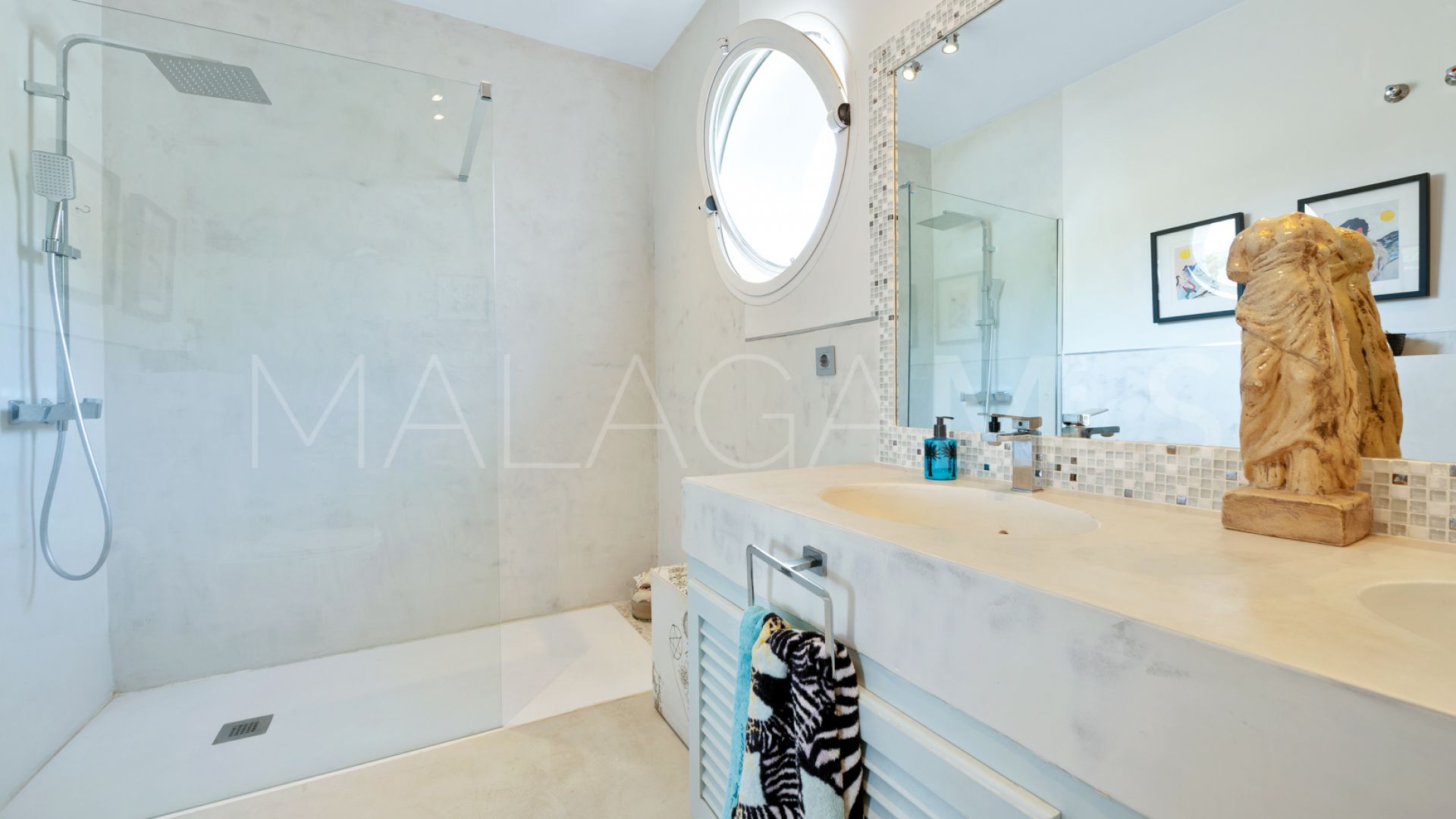 Villa pareada for sale in Marbella Hill Club with 4 bedrooms