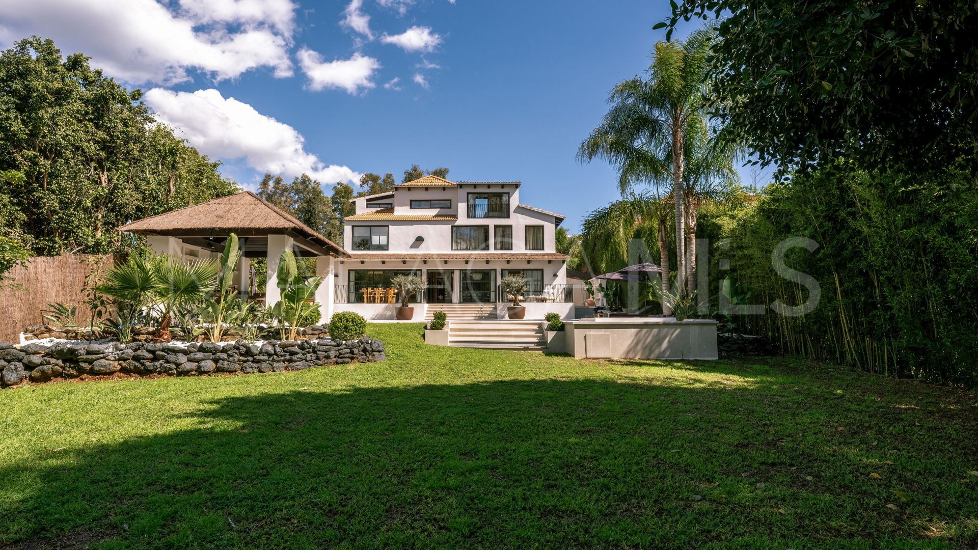 Villa for sale in Nueva Andalucia