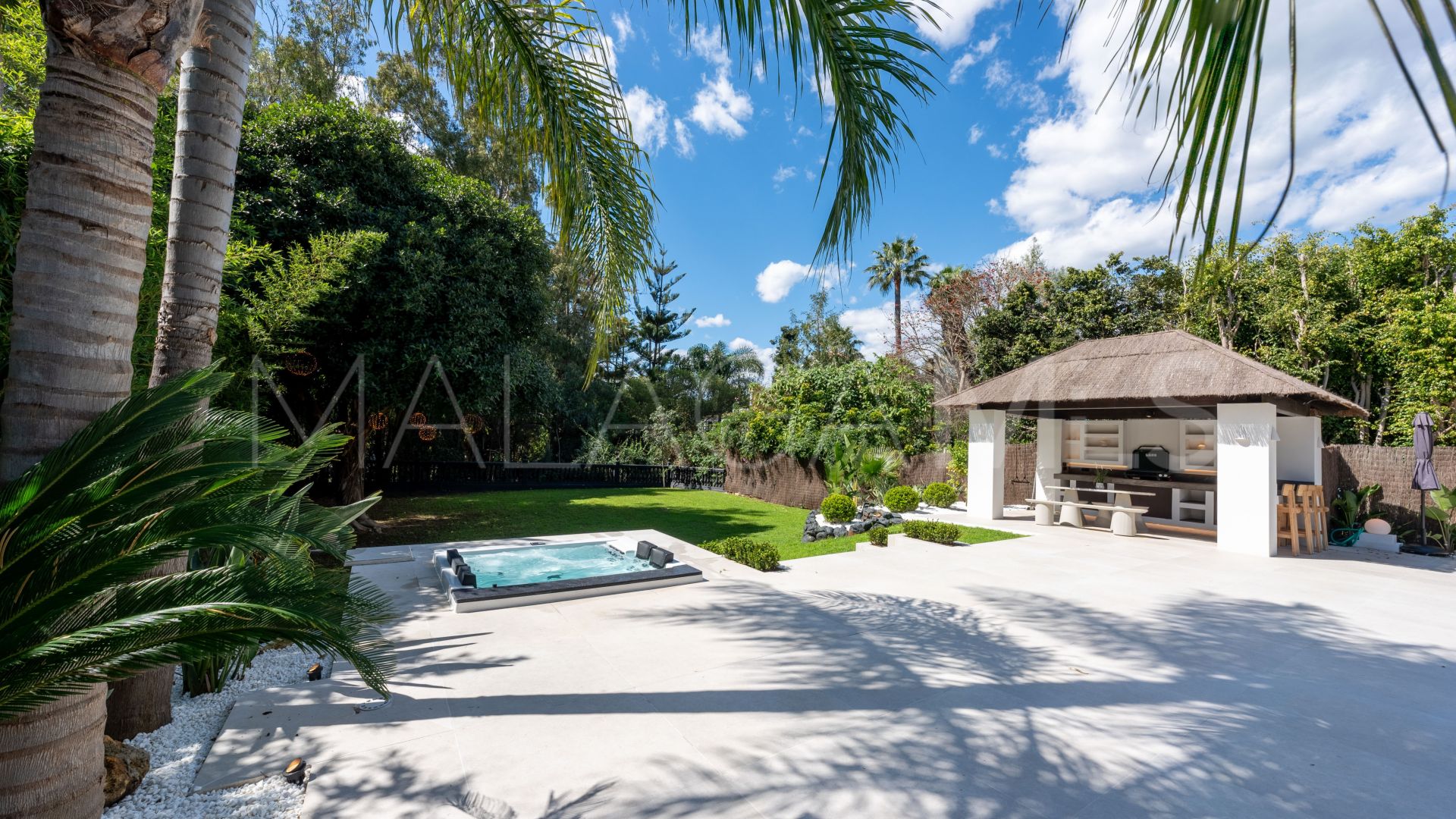 Villa for sale in Nueva Andalucia
