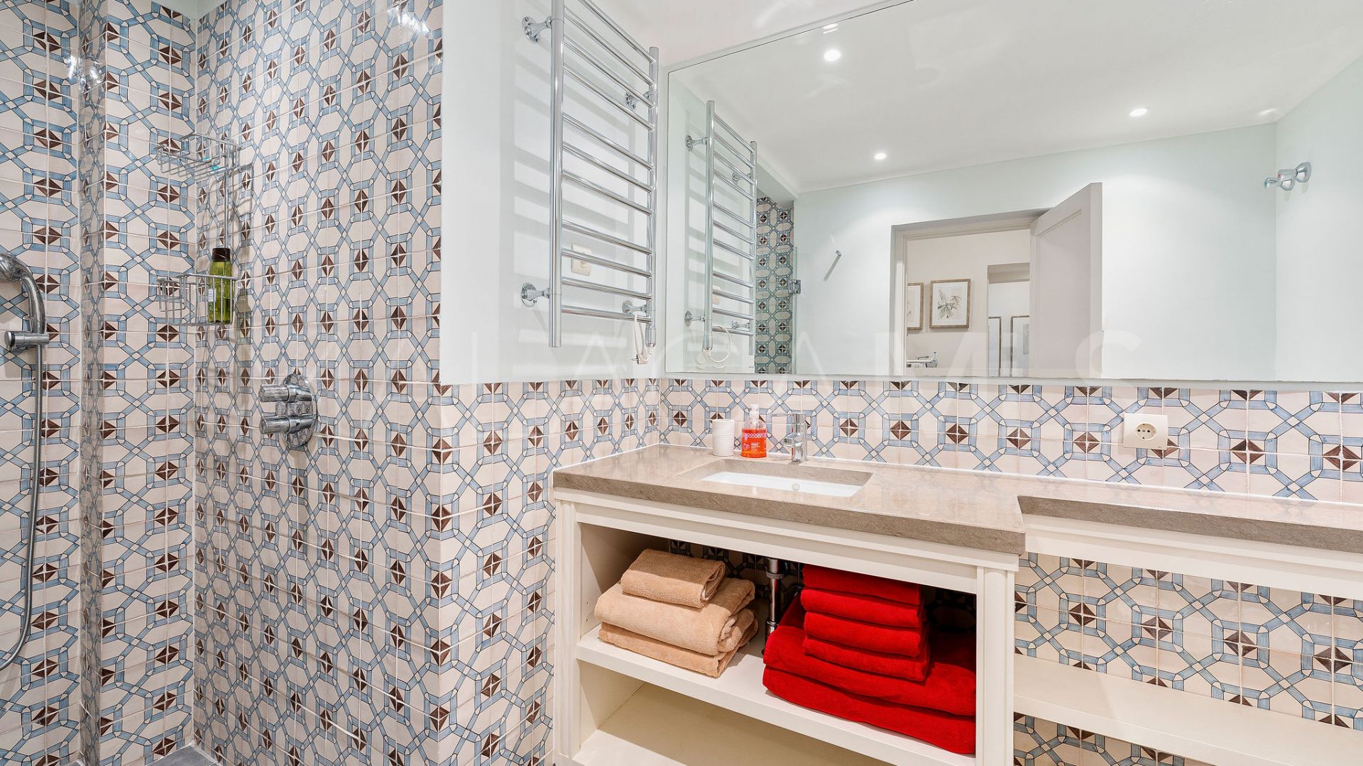 Villa for sale in Nueva Andalucia