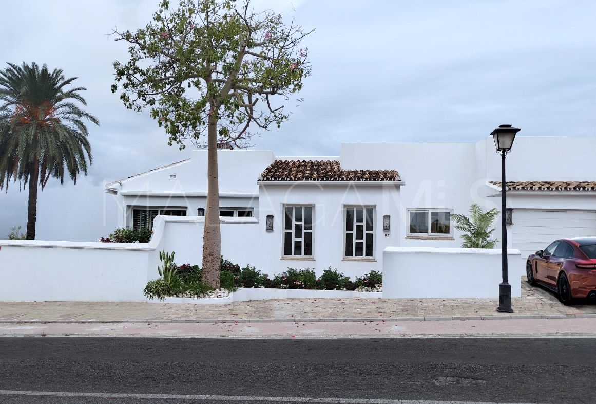 Villa for sale in Nueva Andalucia