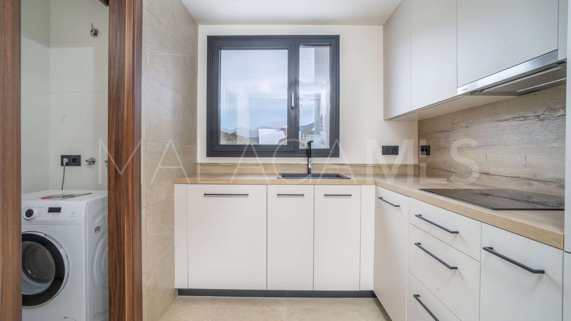 Zweistöckiges penthouse for sale in Marbella Lake