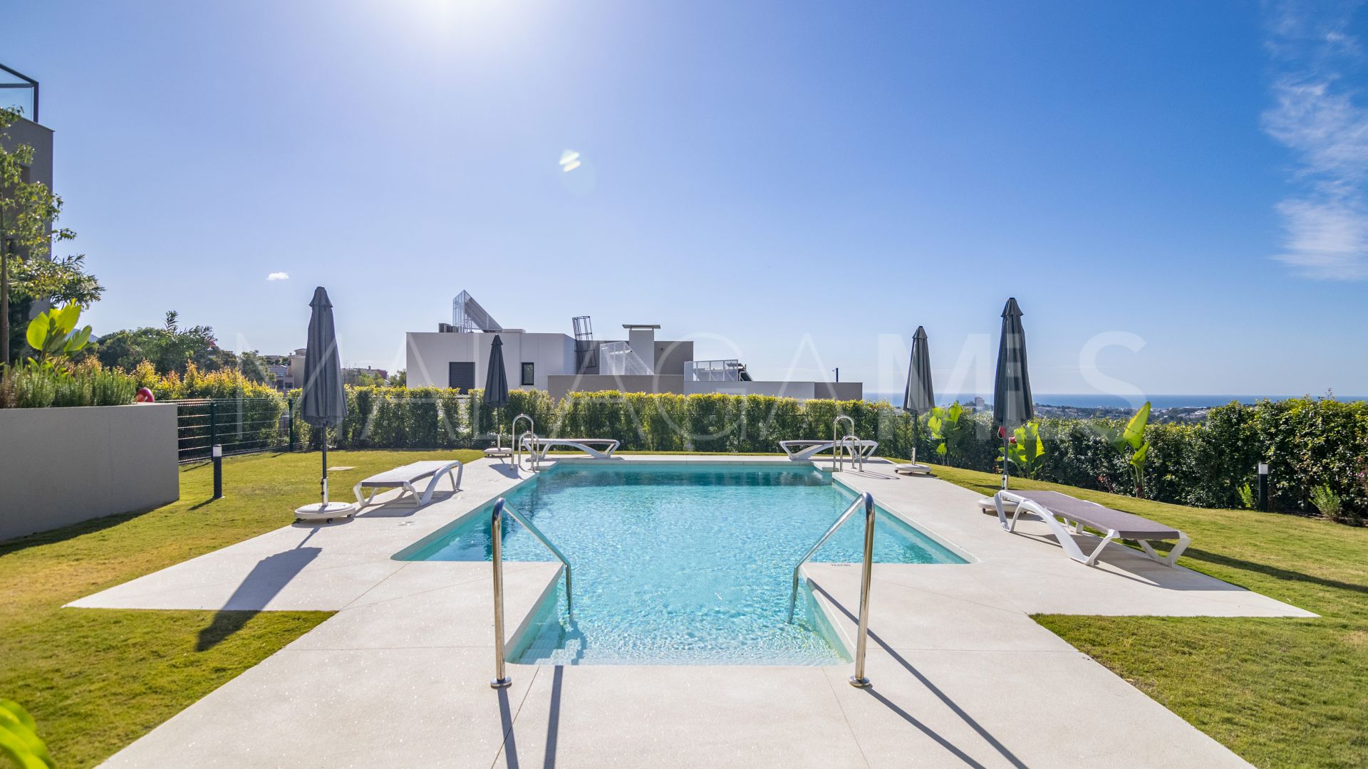 Zweistöckiges penthouse for sale in Marbella Lake