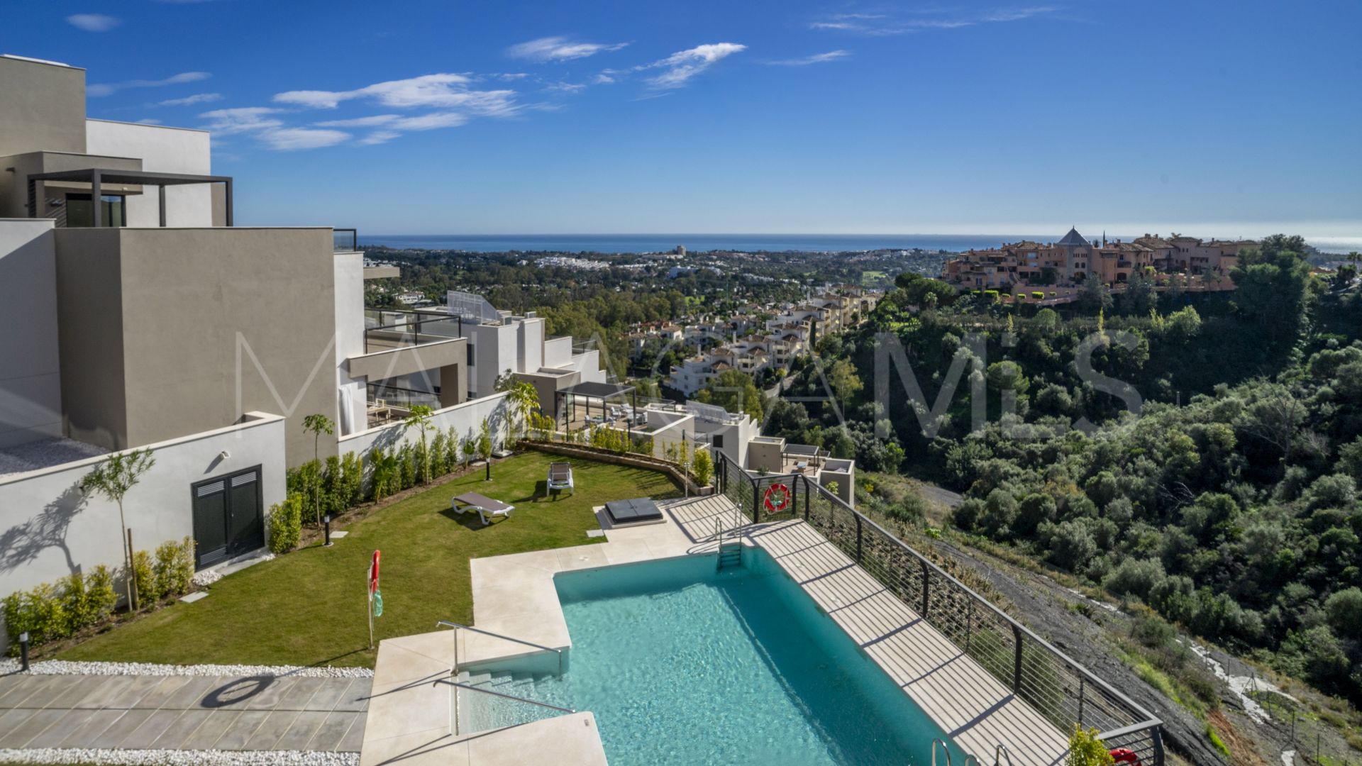 Zweistöckiges penthouse for sale in Marbella Lake