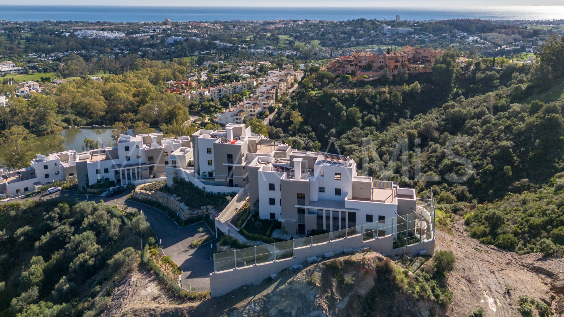 Zweistöckiges penthouse for sale in Marbella Lake