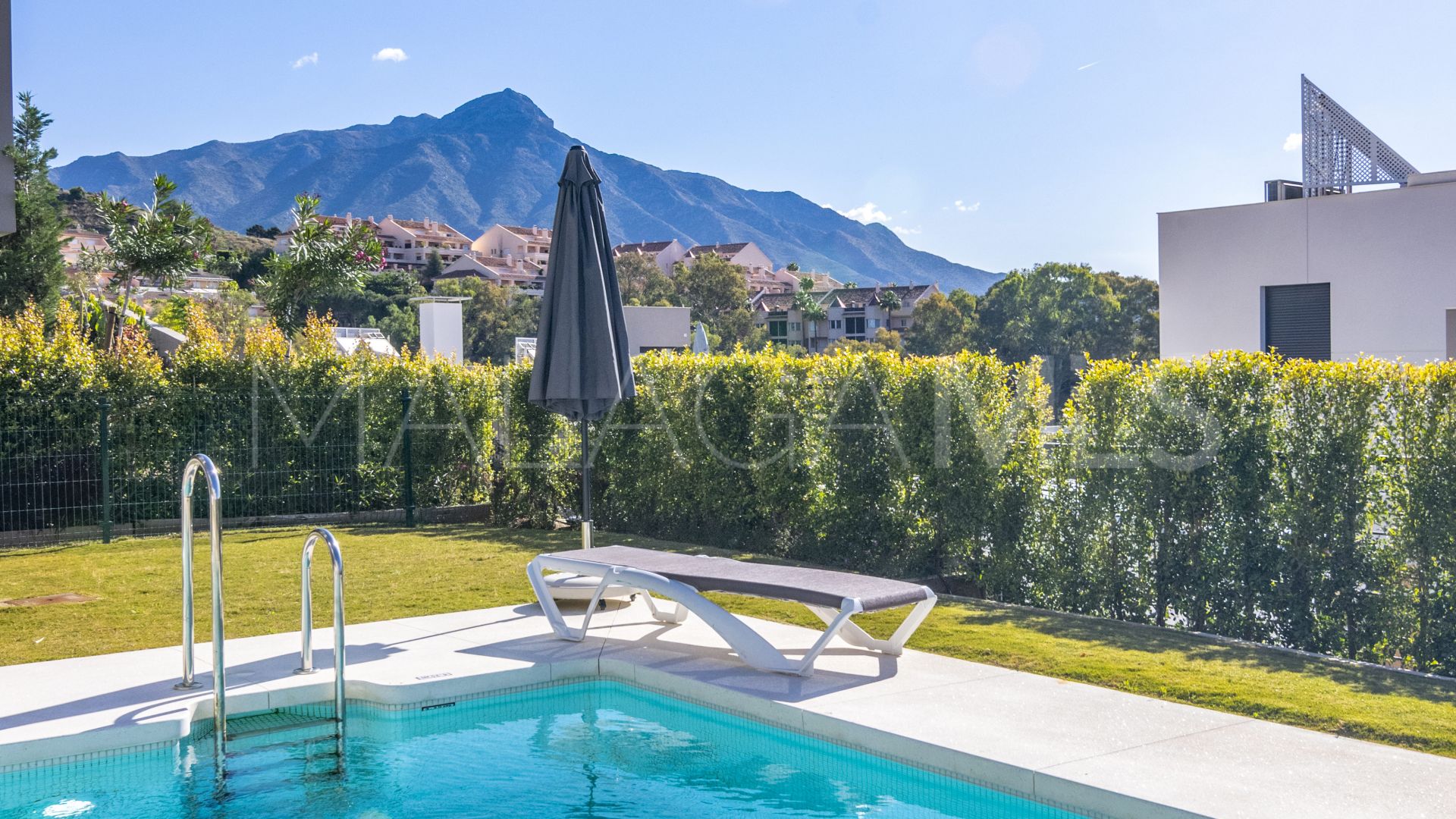 Zweistöckiges penthouse for sale in Marbella Lake