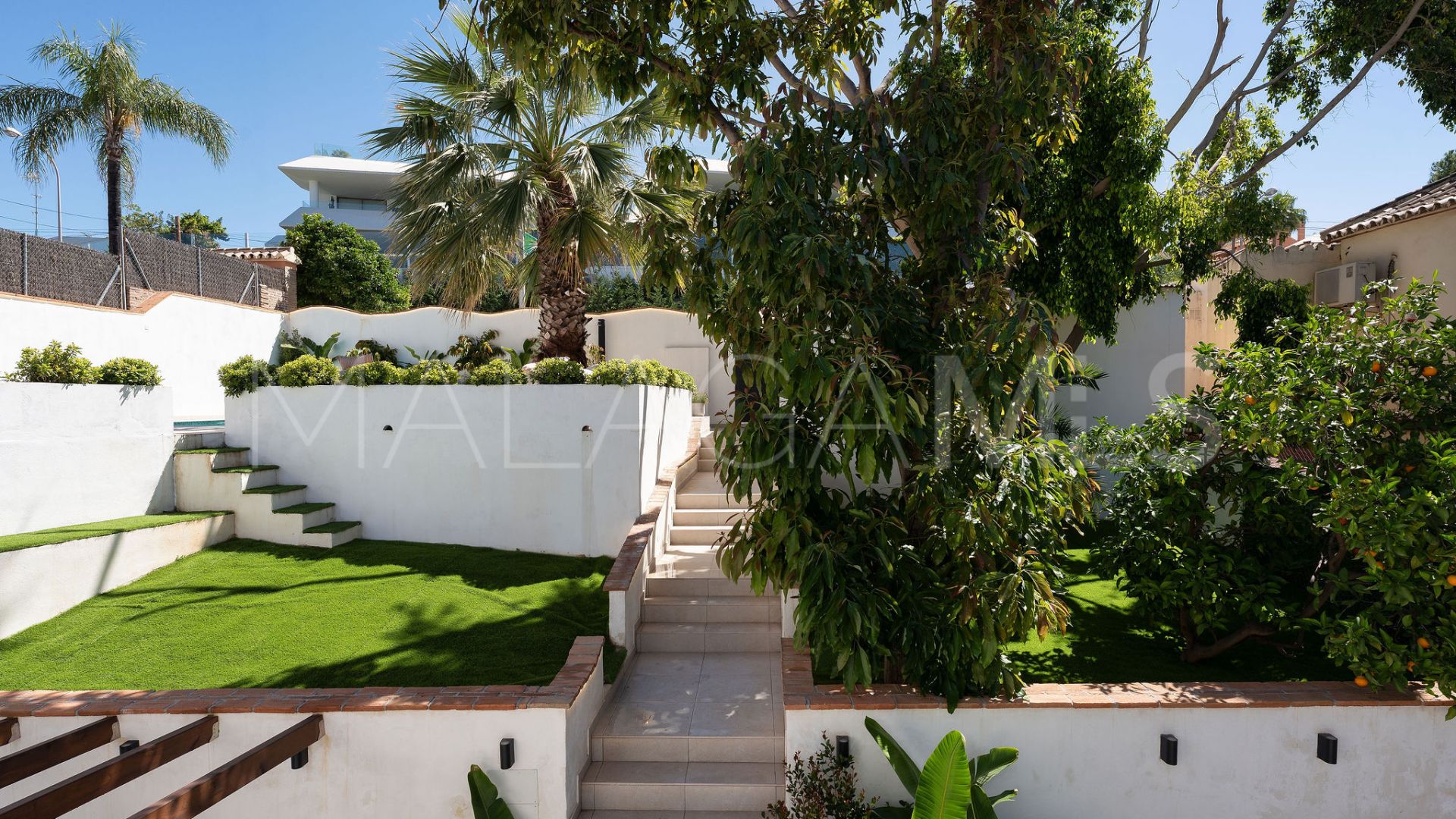 Villa for sale in Nueva Andalucia