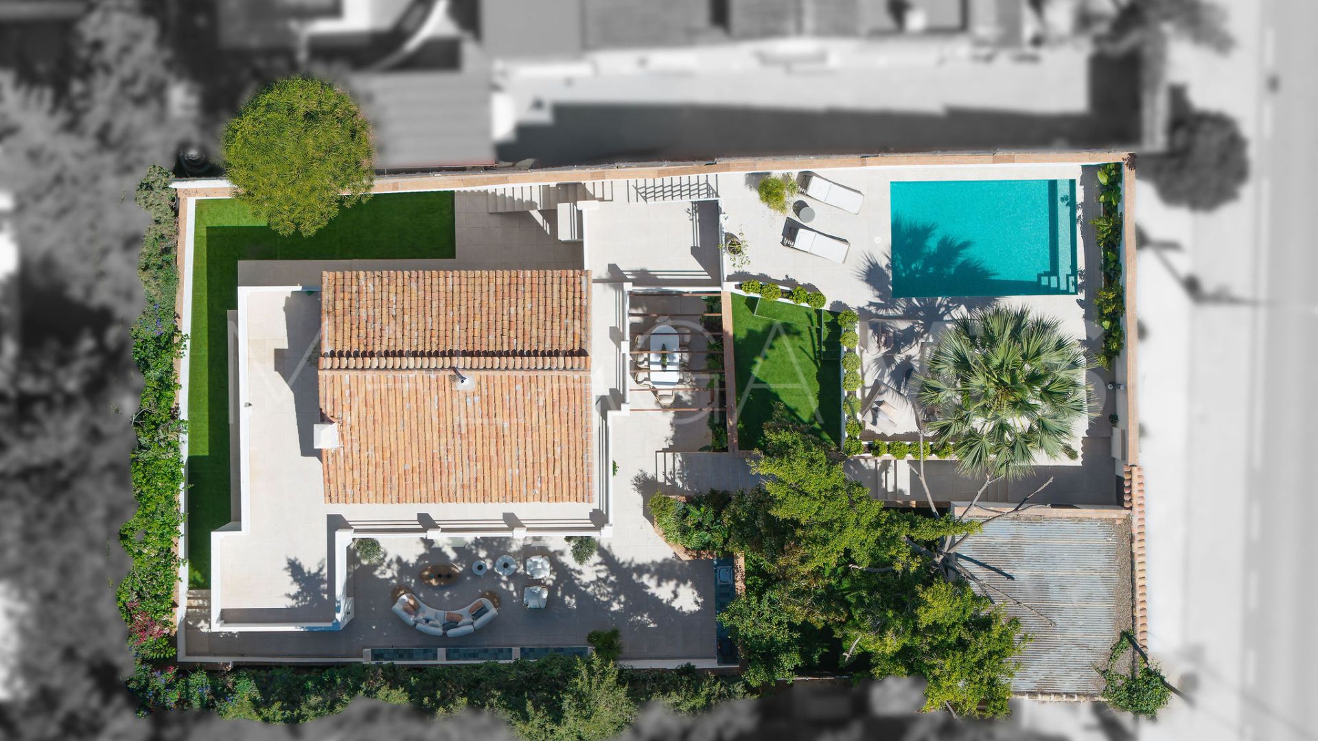 Villa for sale in Nueva Andalucia
