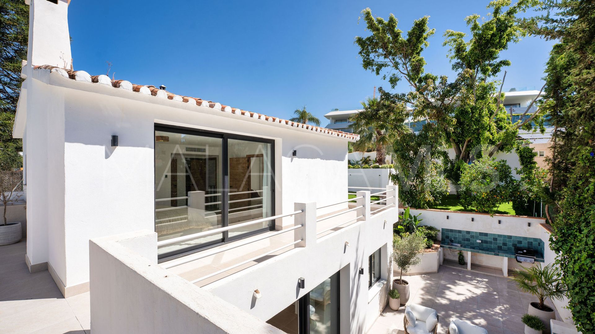 Villa for sale in Nueva Andalucia