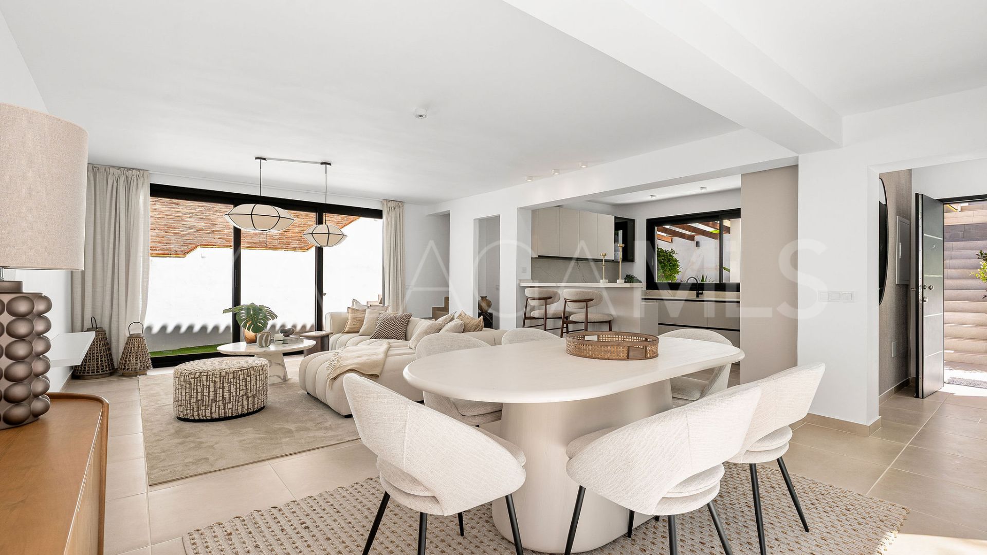 Villa for sale in Nueva Andalucia