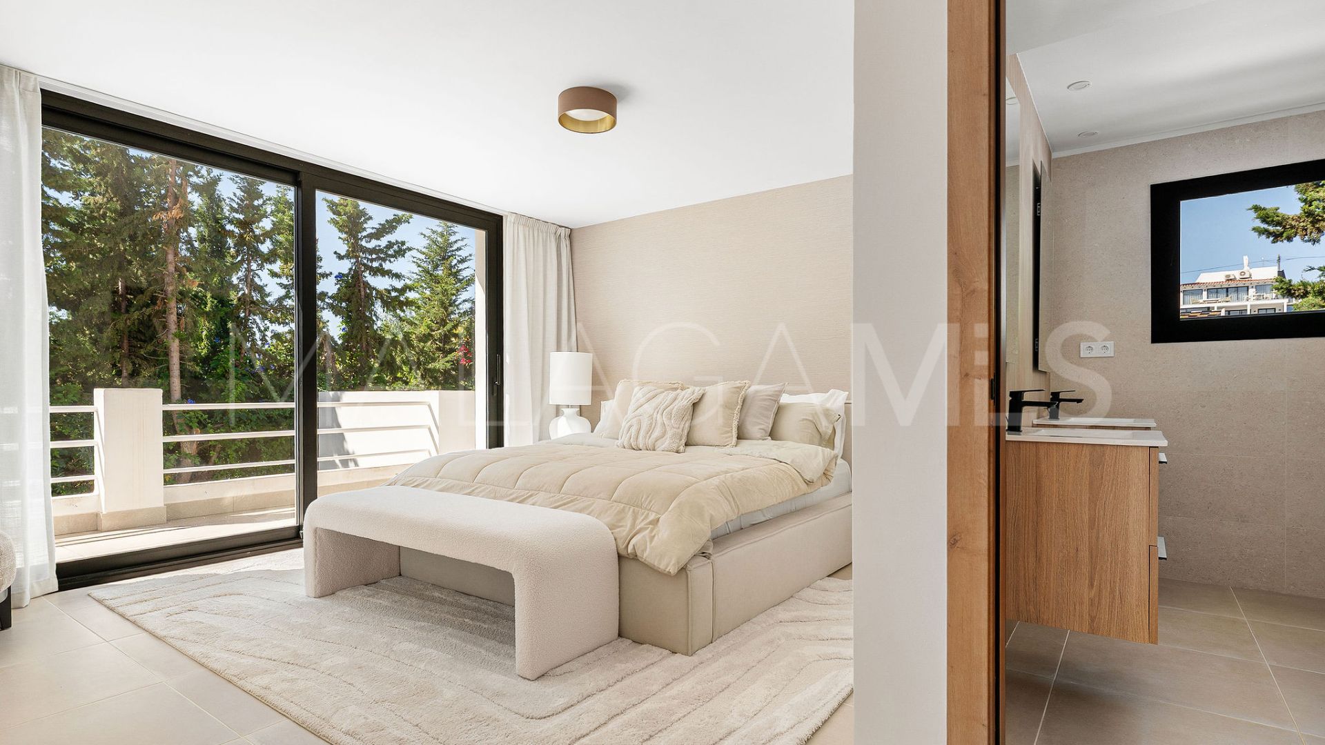 Villa for sale in Nueva Andalucia