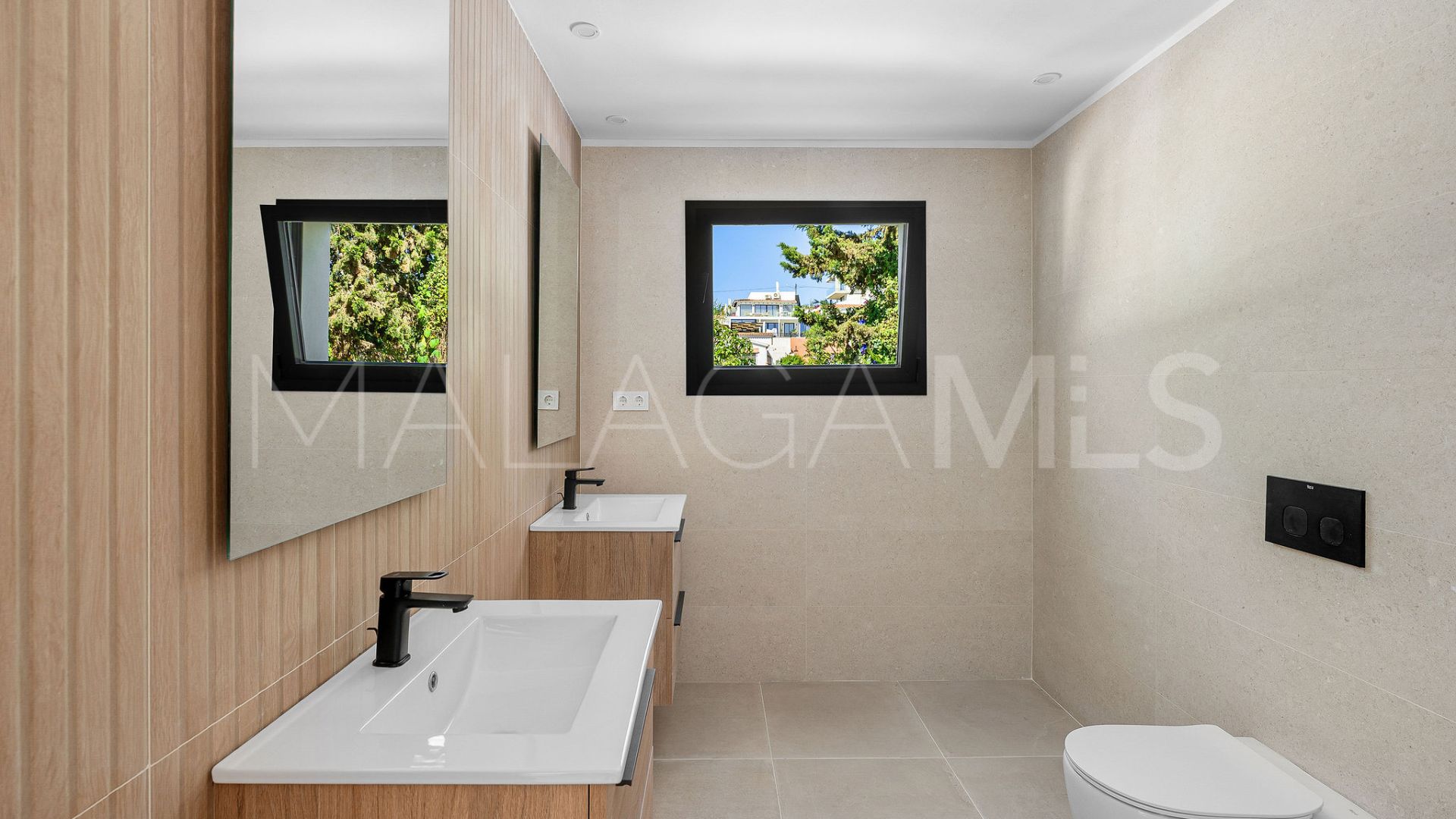 Villa for sale in Nueva Andalucia