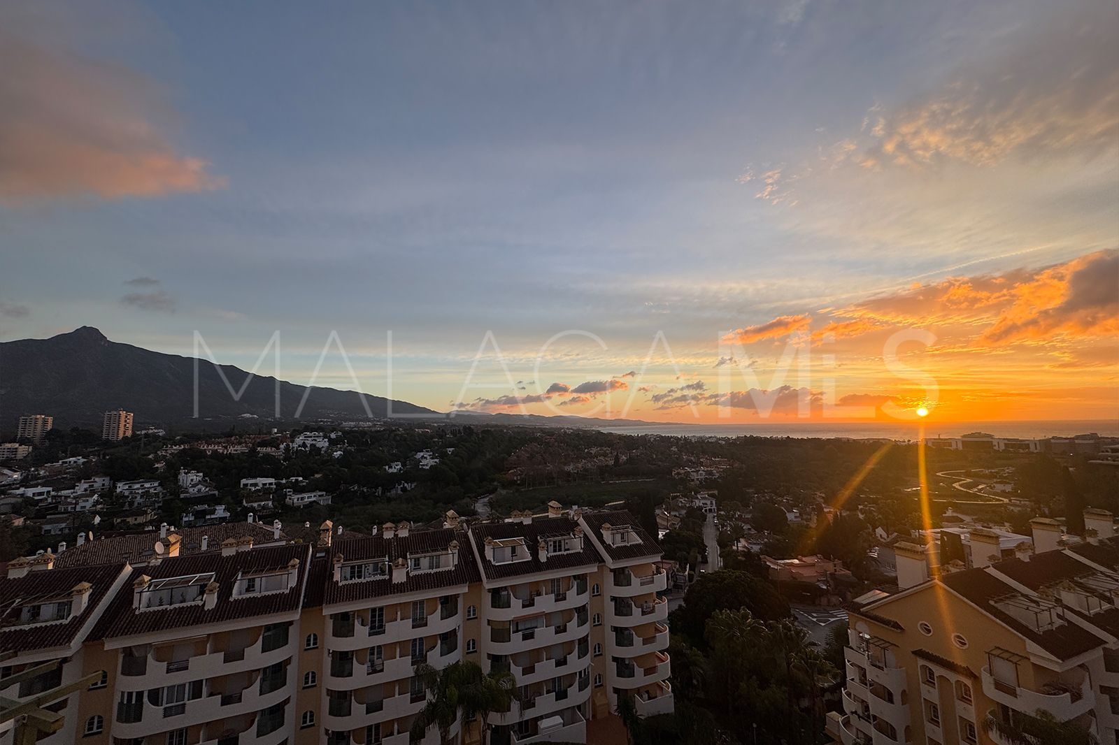 Atico duplex for sale in Señorio de Aloha