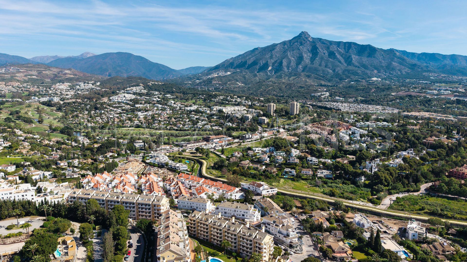 Atico duplex for sale in Señorio de Aloha