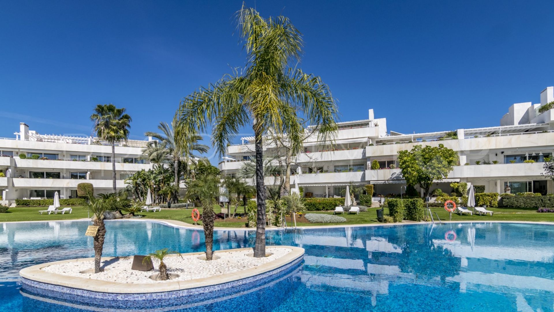 For sale ground floor apartment with 2 bedrooms in Los Granados Golf