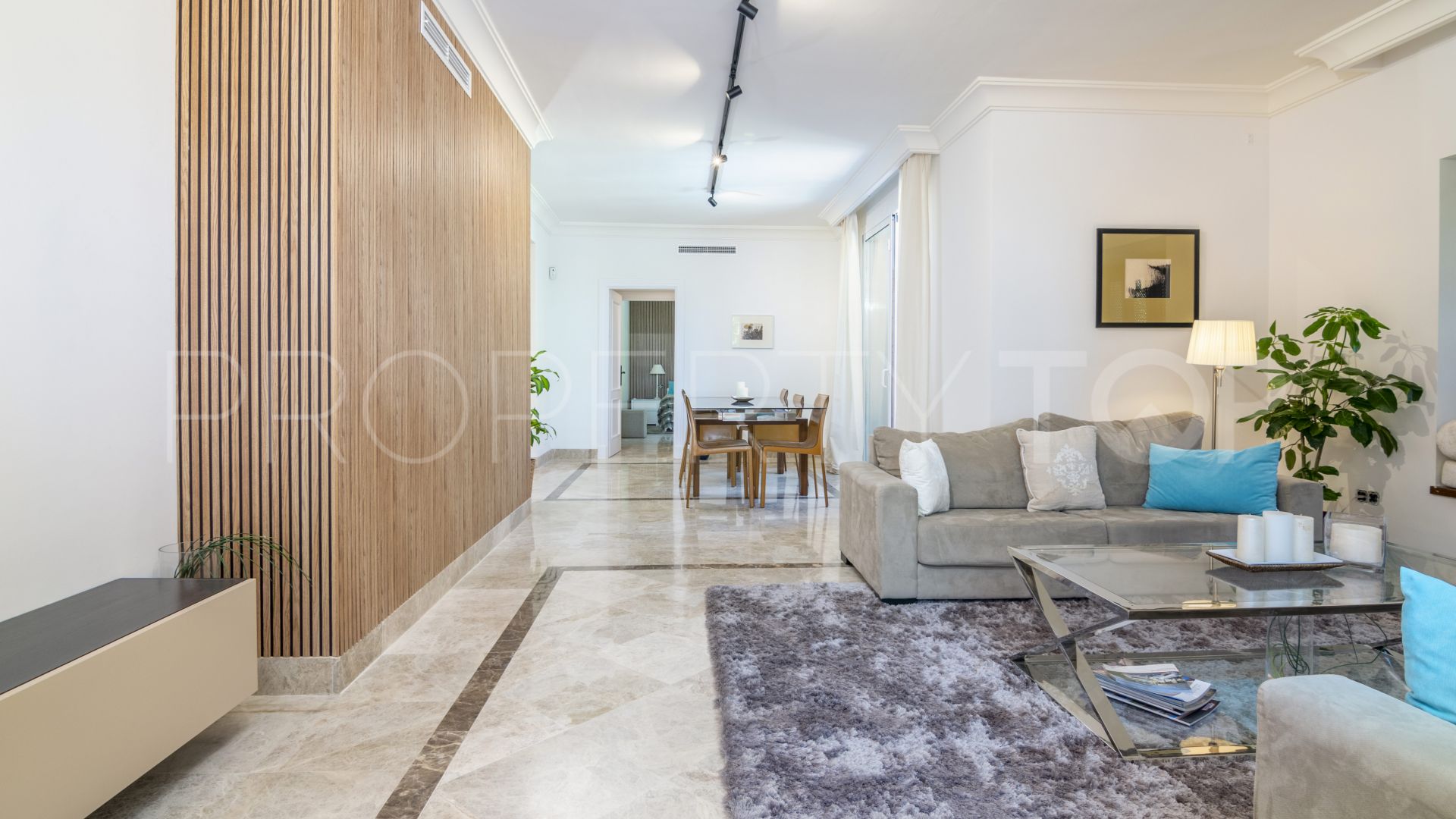 Se vende atico duplex de 2 dormitorios en Alminar de Marbella