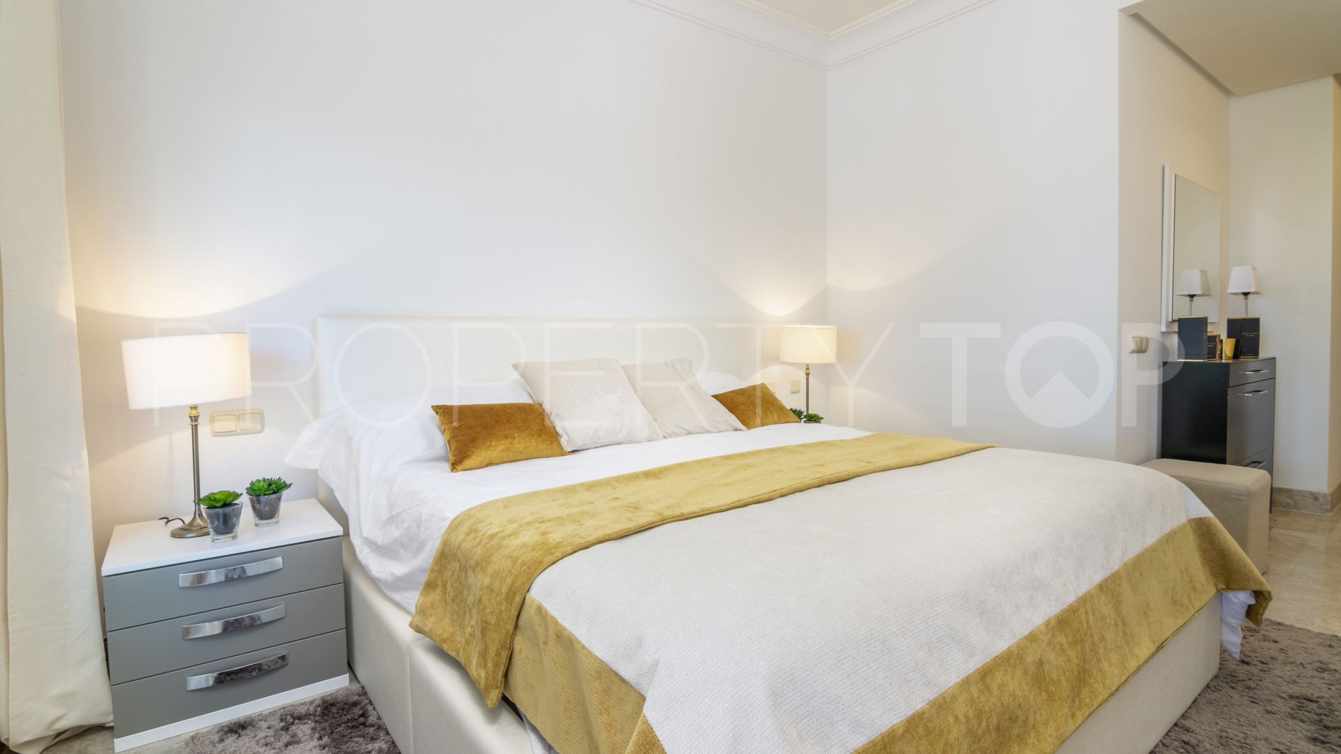 Se vende atico duplex de 2 dormitorios en Alminar de Marbella
