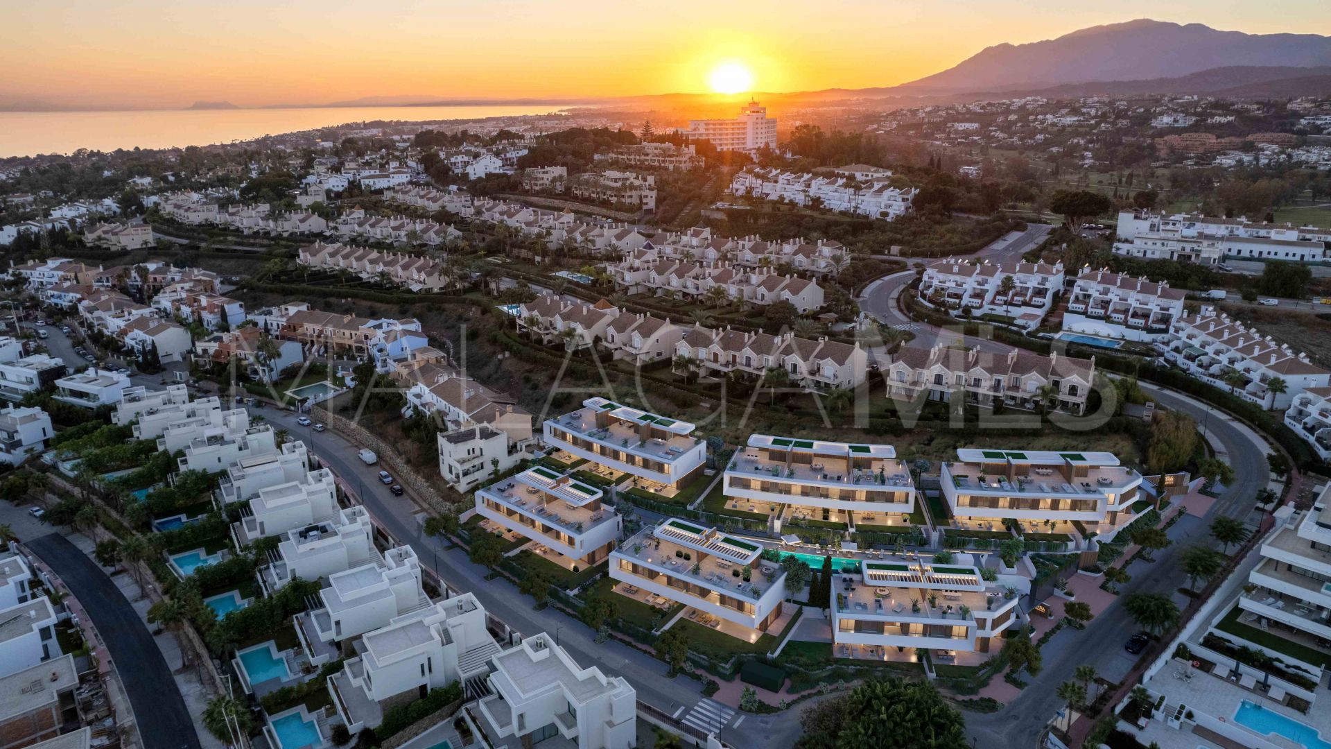 Buy 4 bedrooms semi detached house in El Paraiso
