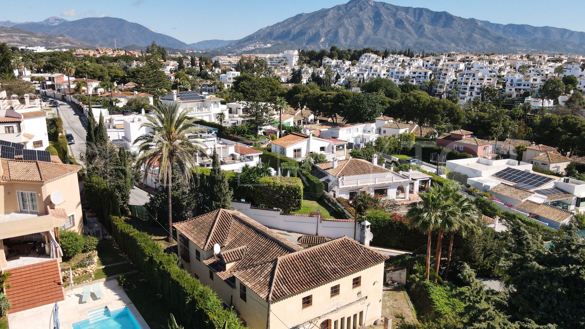 Se vende villa en Nueva Andalucia con 6 dormitorios