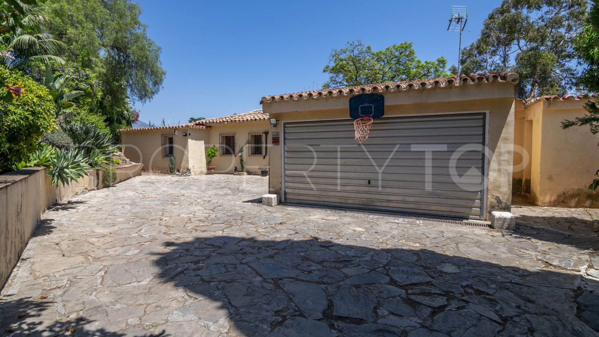 Villa con 3 dormitorios en venta en Benahavis