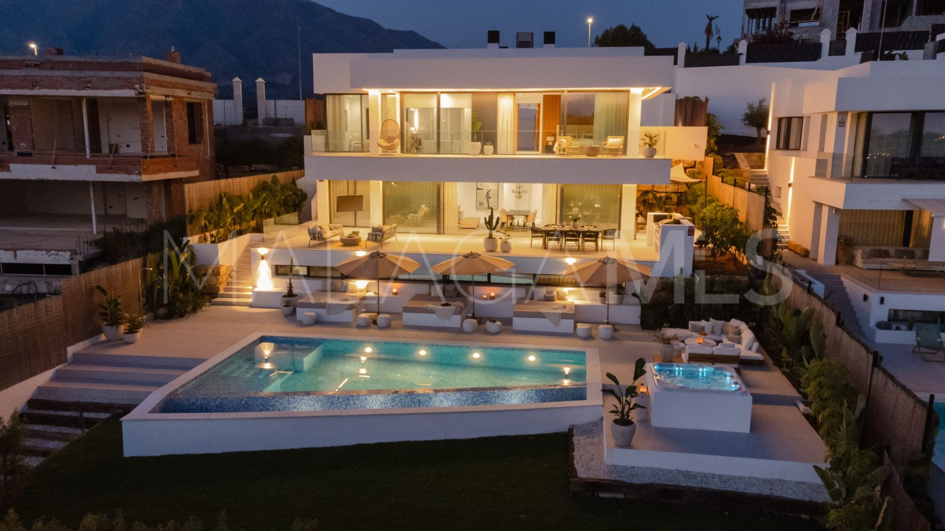 Villa for sale in Las Lomas de Nueva Andalucia