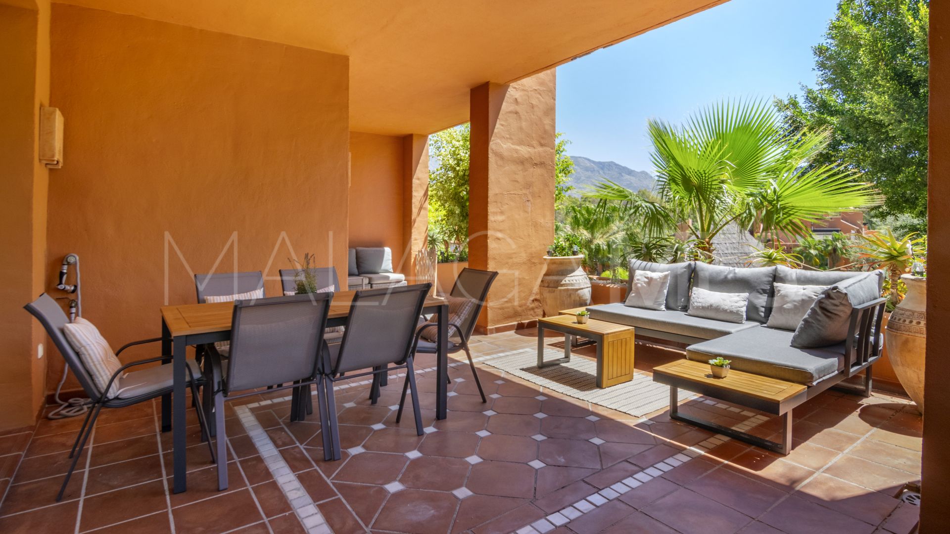 Se vende apartamento planta baja in Alminar de Marbella