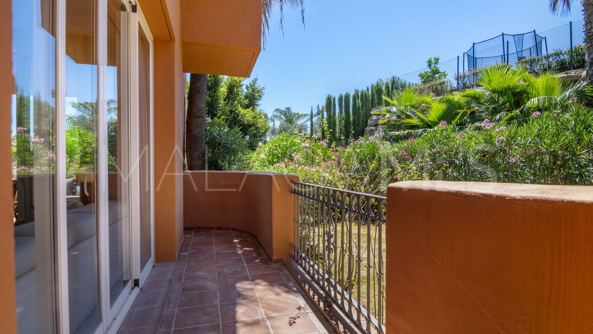 Se vende apartamento planta baja in Alminar de Marbella