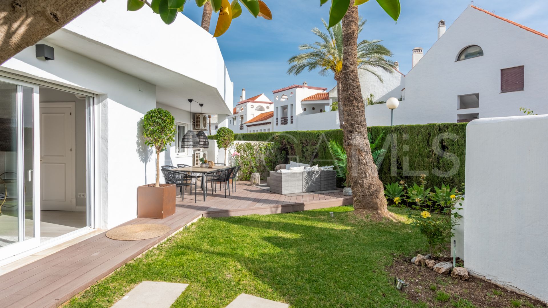 For sale ground floor apartment with 4 bedrooms in Jardines de Andalucia