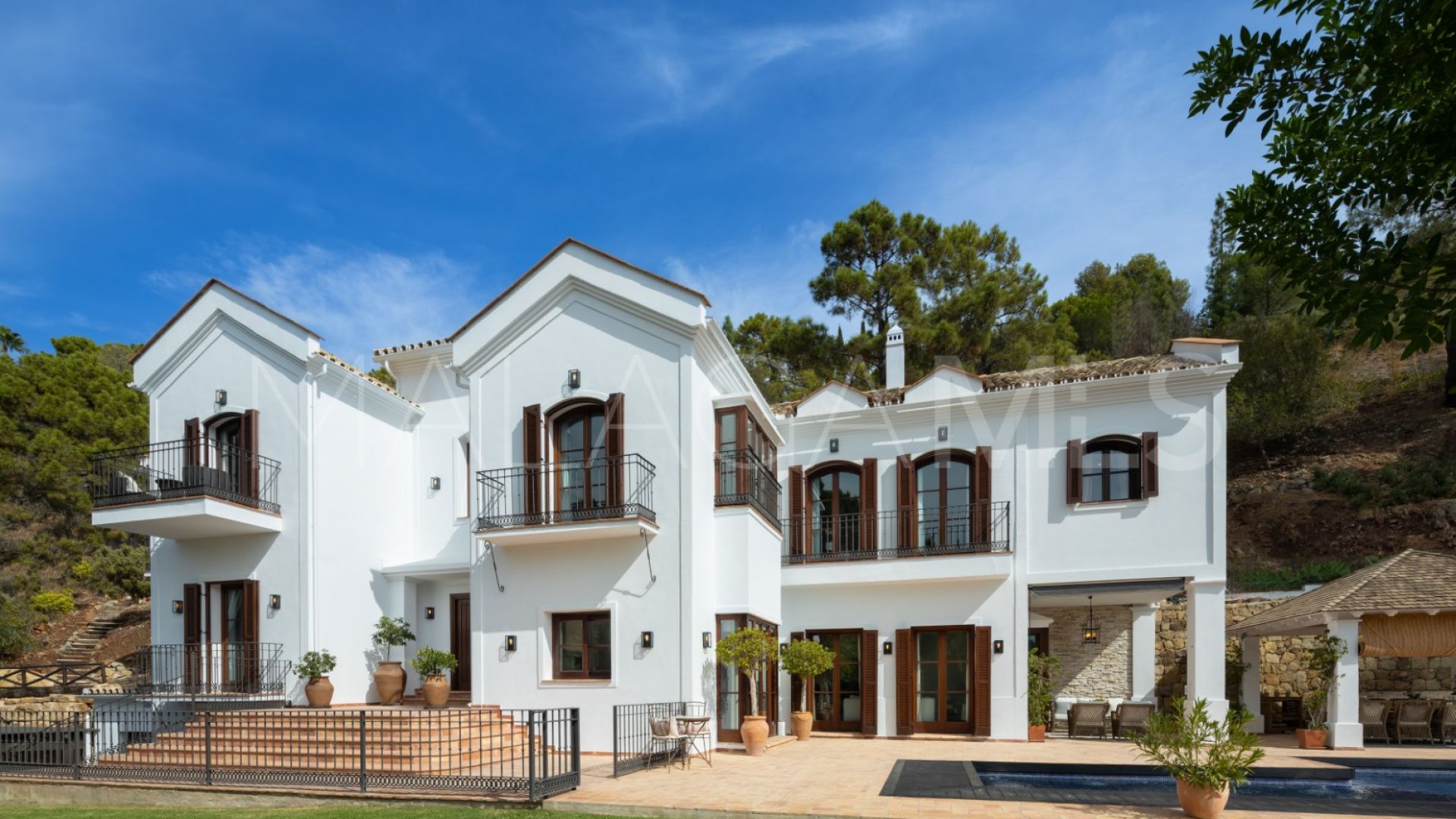 For sale El Madroñal villa with 6 bedrooms