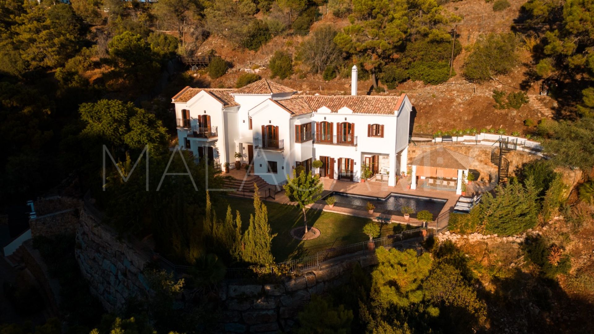 For sale El Madroñal villa with 6 bedrooms