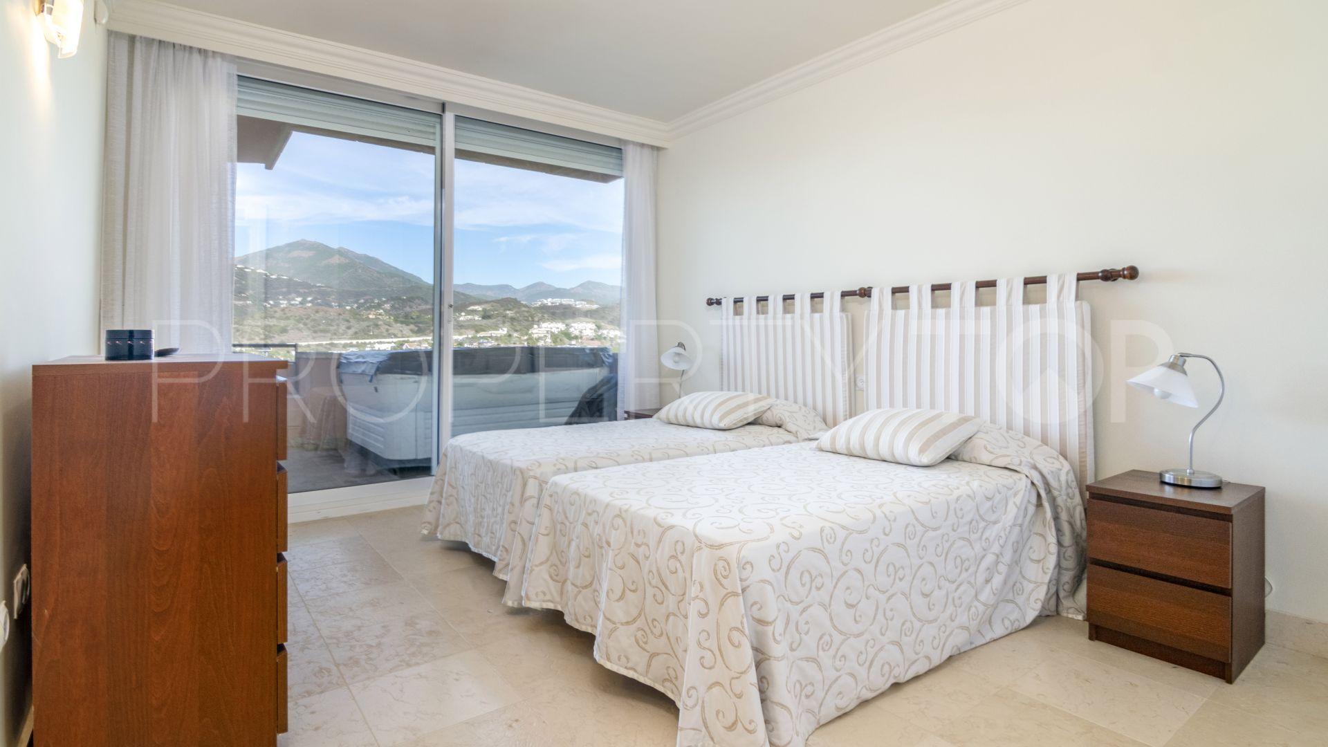 Se vende apartamento de 2 dormitorios en Magna Marbella
