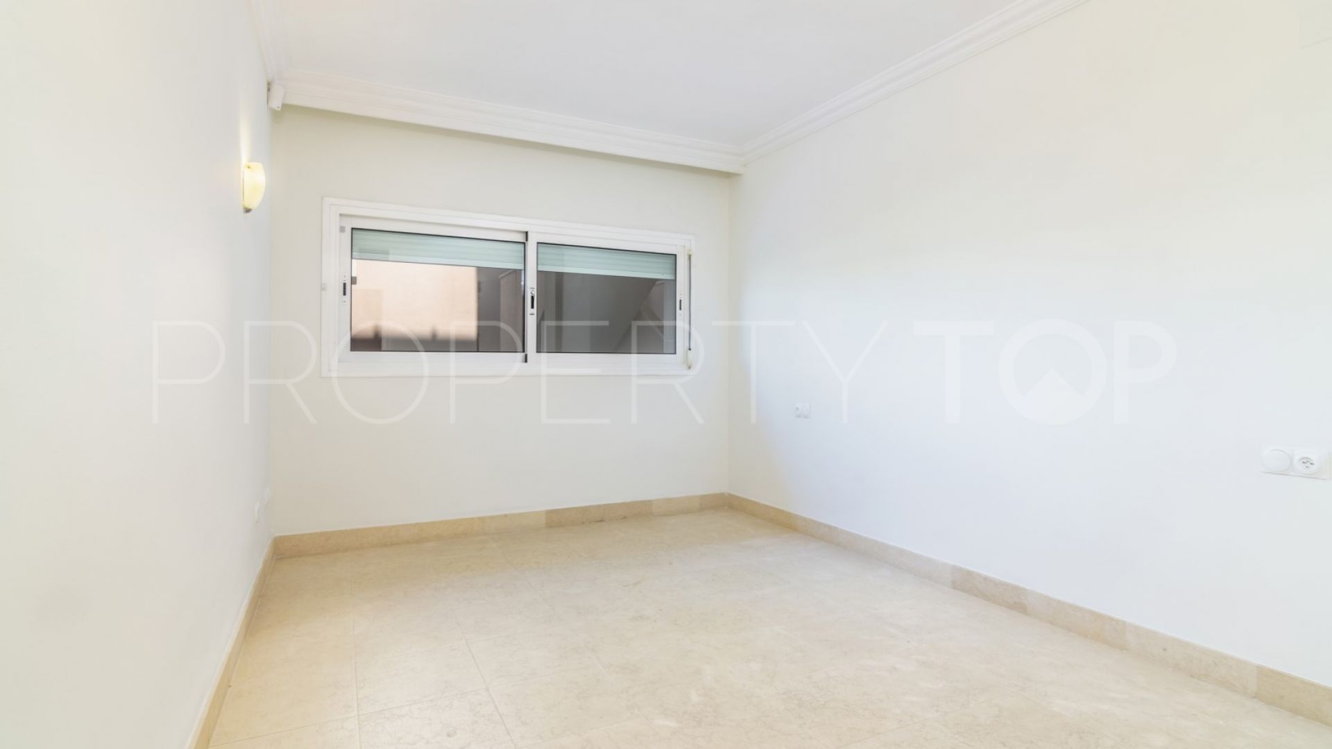 Apartamento planta baja de 2 dormitorios a la venta en Magna Marbella