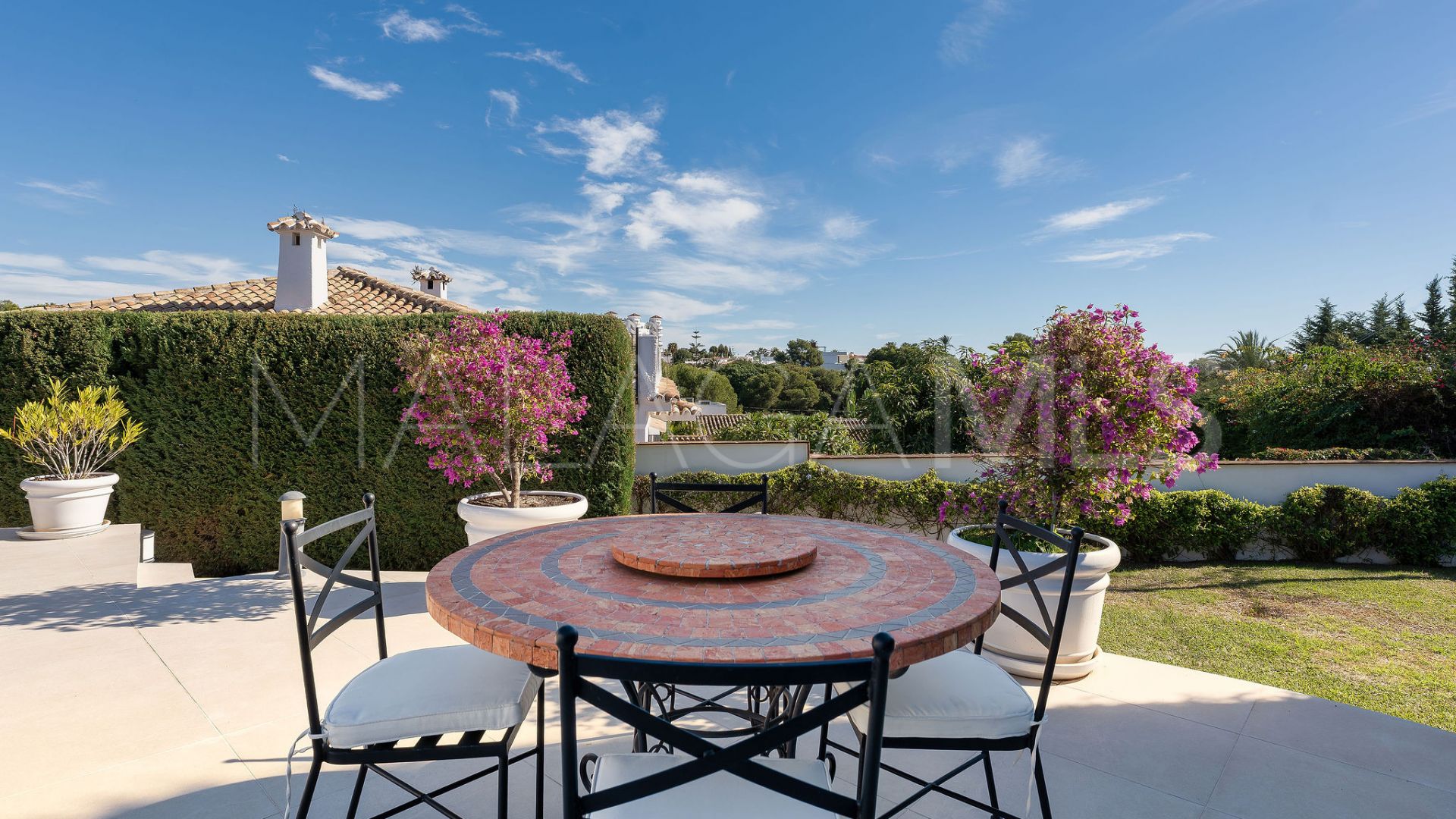 Villa for sale in Nueva Andalucia