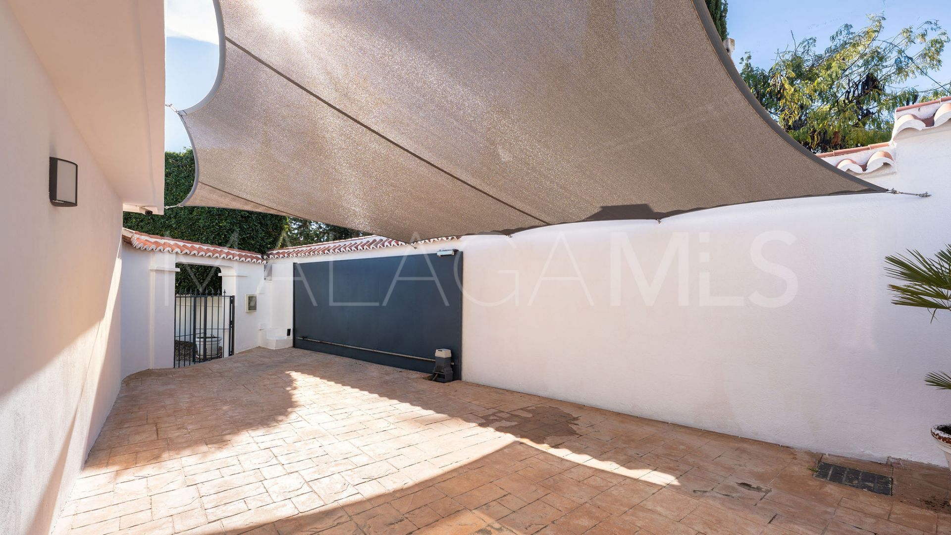 Villa for sale in Nueva Andalucia