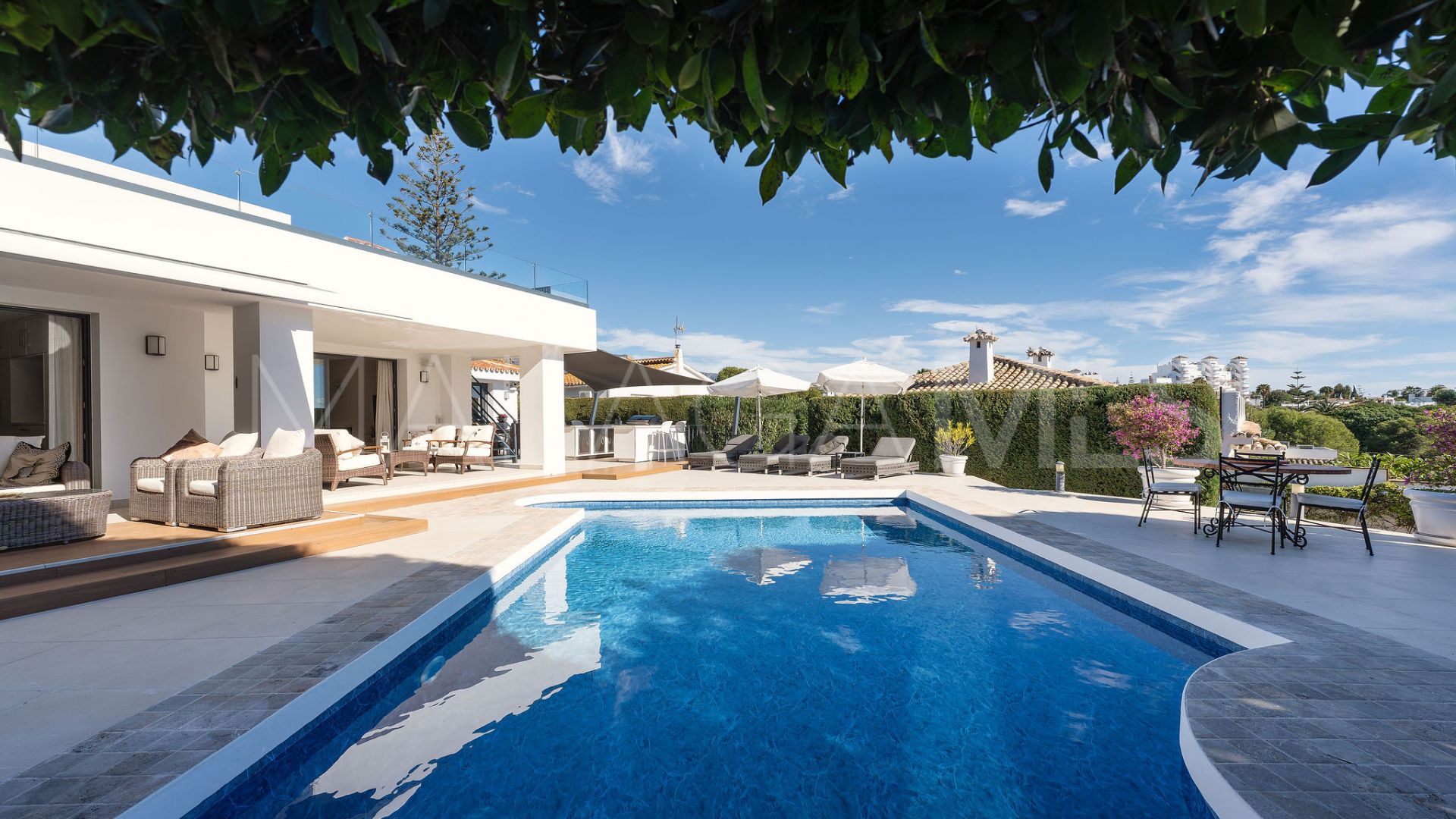 Villa for sale in Nueva Andalucia
