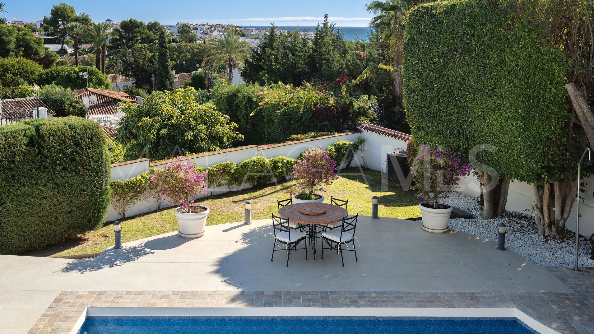 Villa for sale in Nueva Andalucia