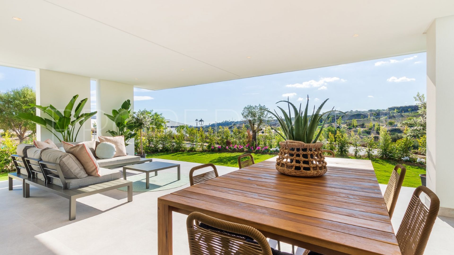 Comprar apartamento planta baja en Azahar de Estepona con 2 dormitorios