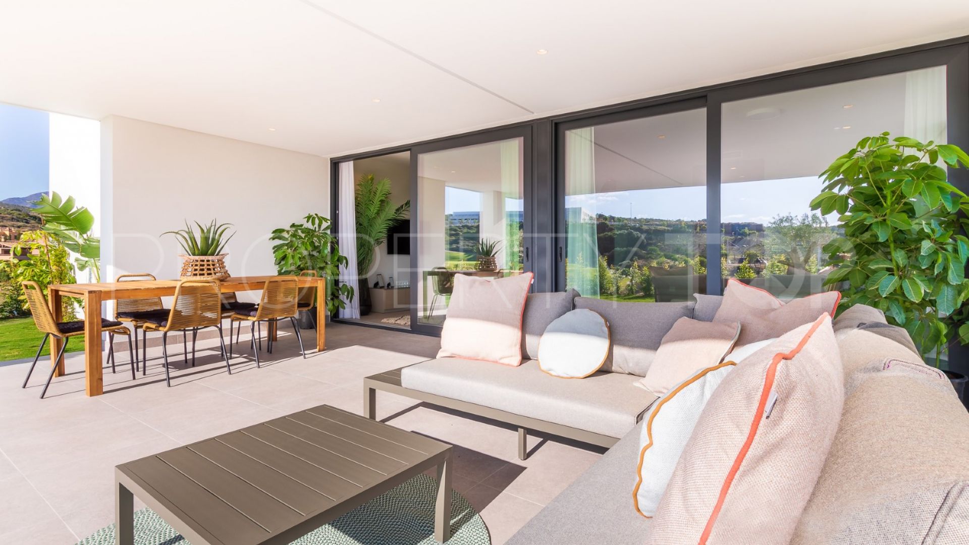 Comprar apartamento planta baja en Azahar de Estepona con 2 dormitorios